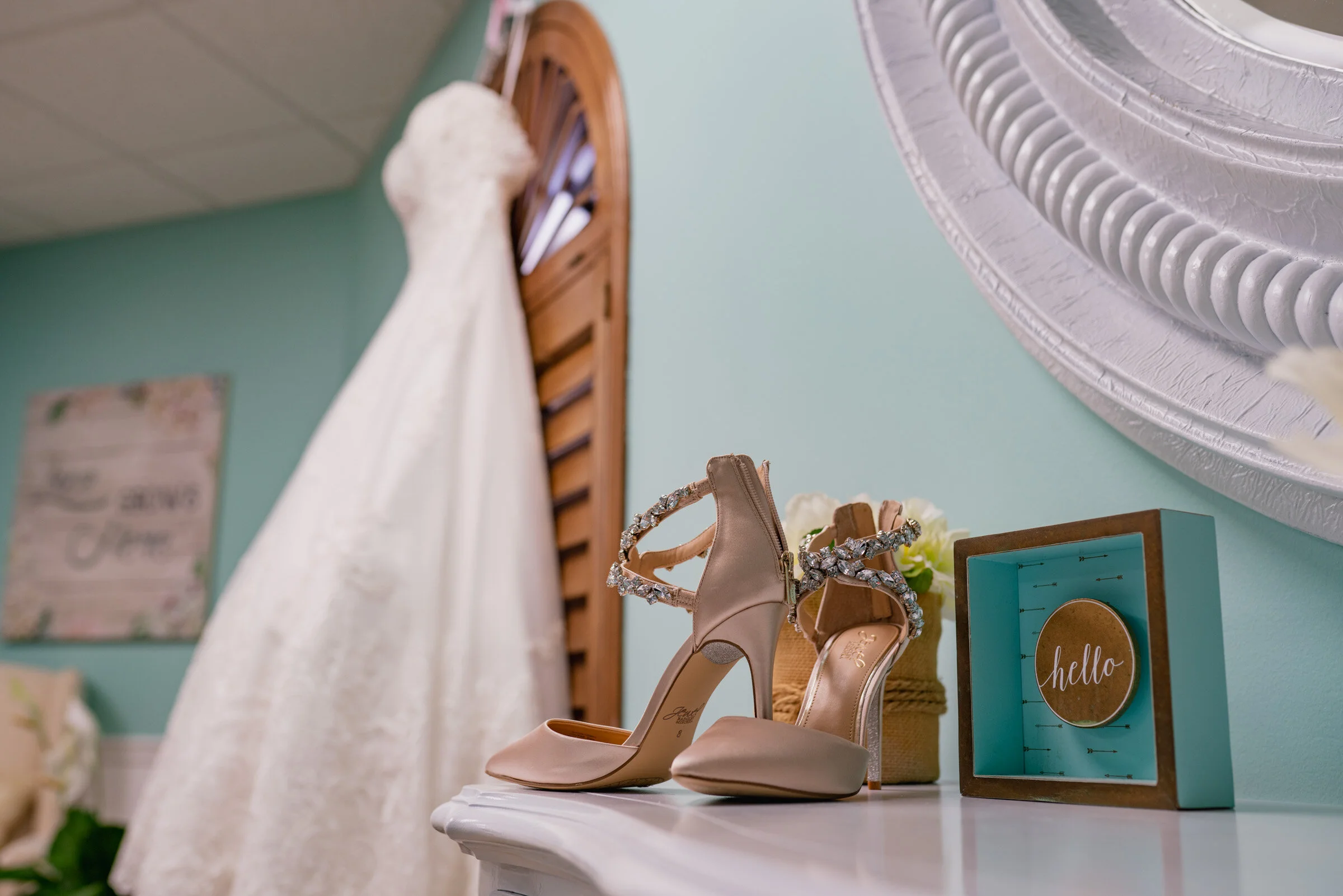 The wedding day decorations are half Jessica’s and half thanks to Gran Manor and their thoughtful styling