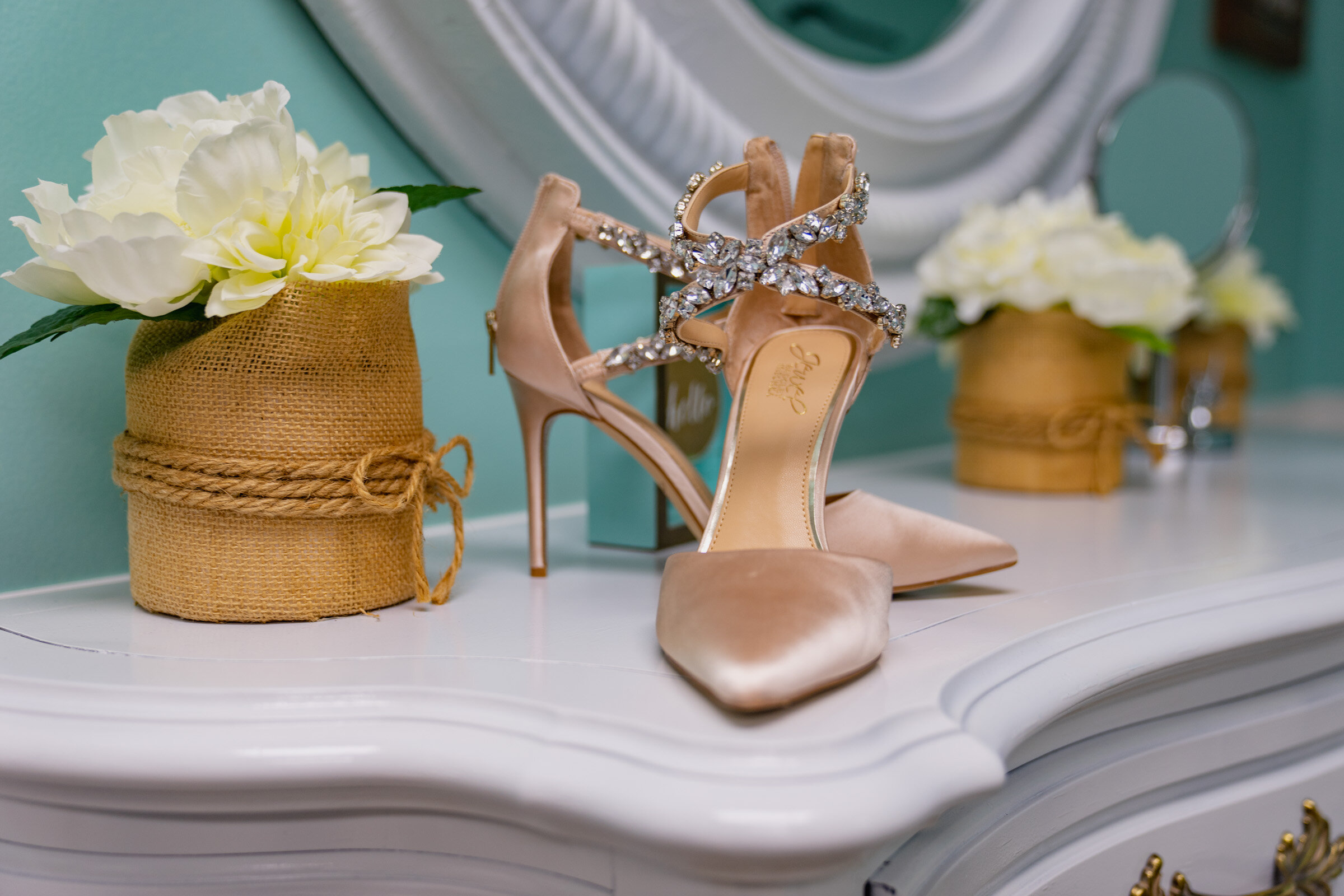 These shoes &amp; wedding flowers are so perfectly minimalist and beautiful