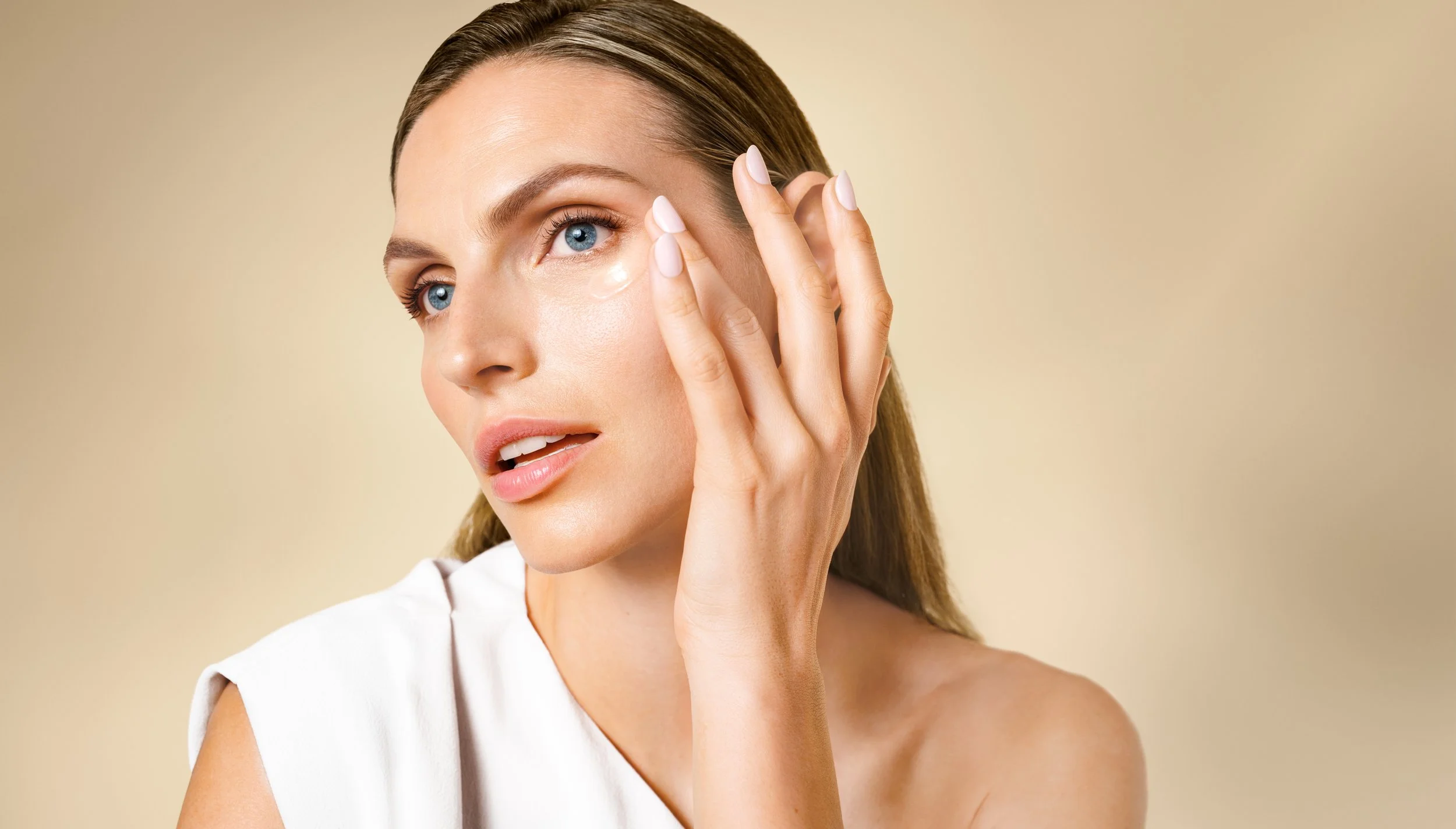 Elizabetharden_Karlina_Application_Eye-Serum_2_035_V3D_FINAL_150RGB.jpeg