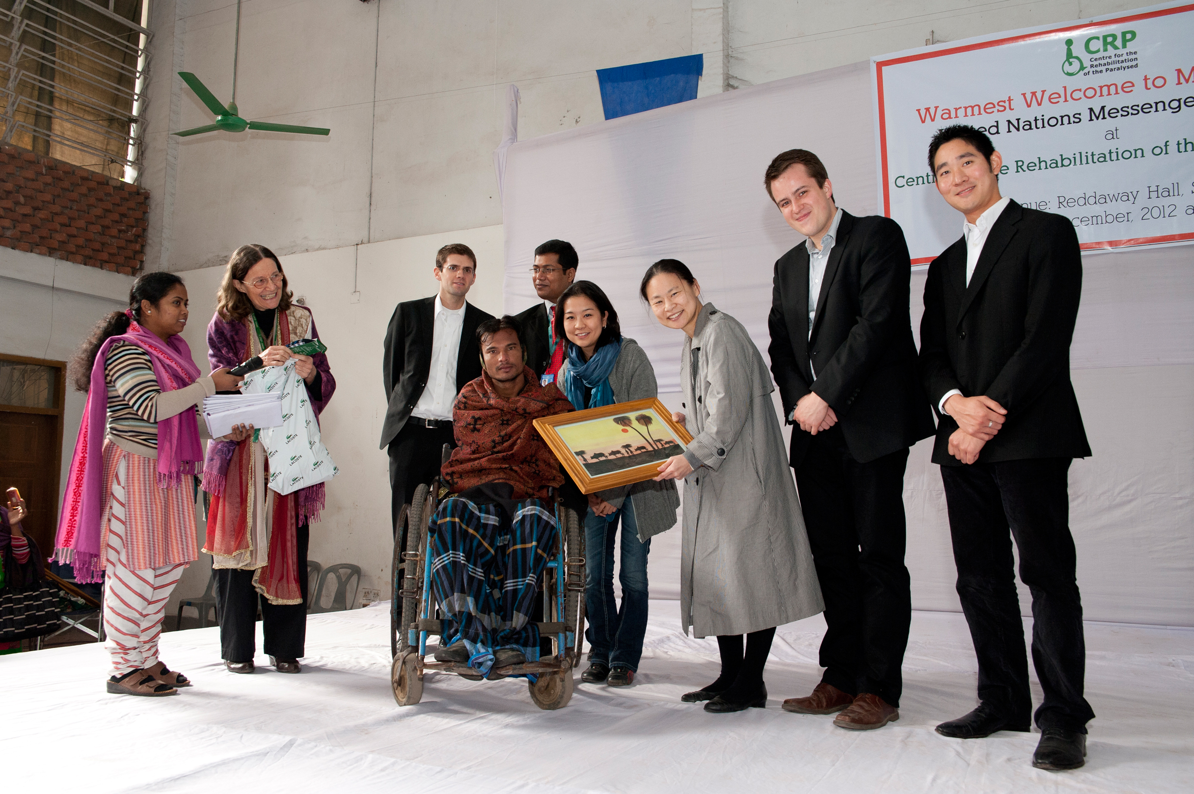 Ms. Valerie Ann Taylor presents a work of art by a CRP patient to Midori and the ICEP team. Photo by Shinobu Suzuki.
