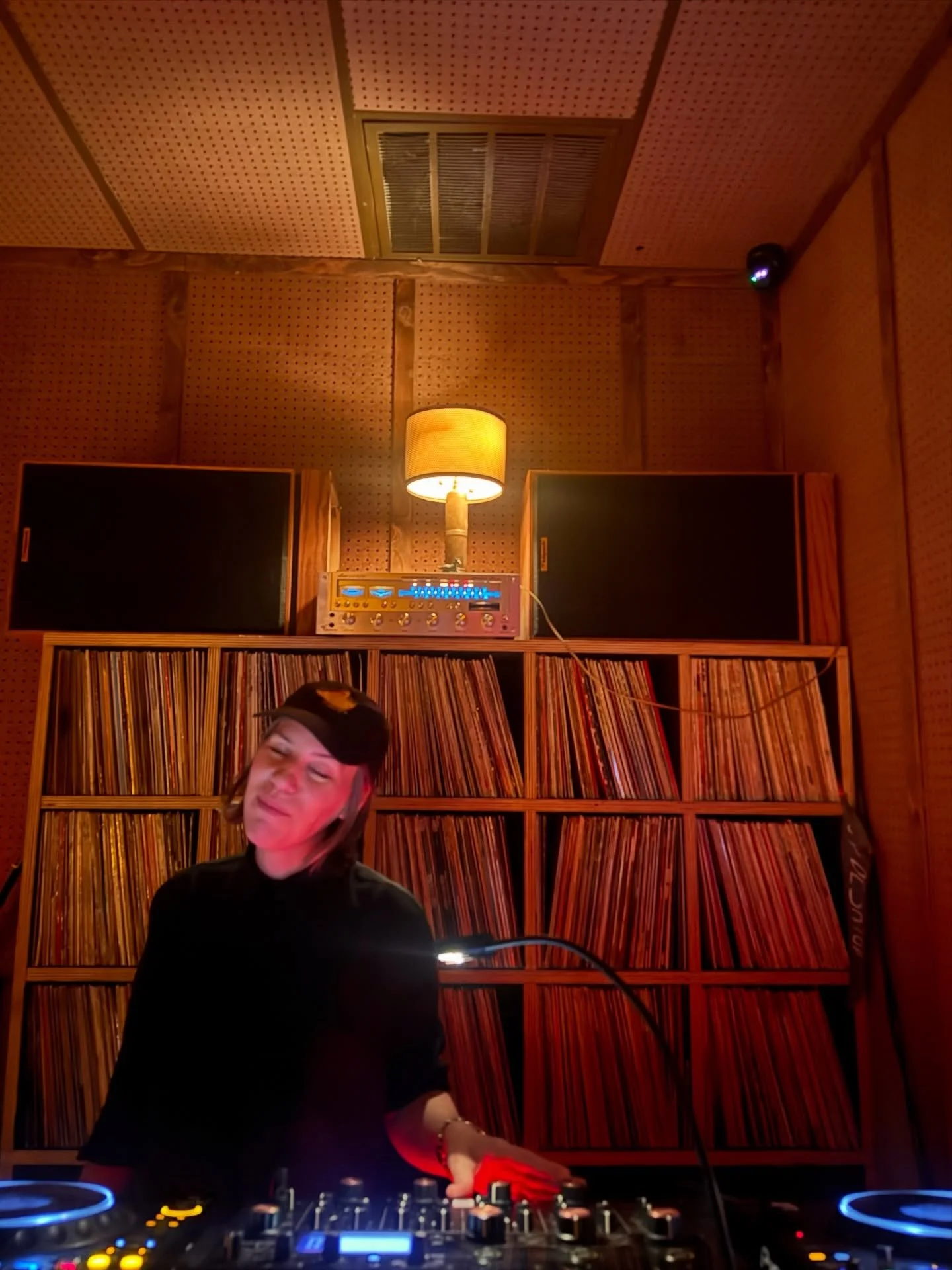 A creature in her natural habitat 🎶 

And a reminder to do the thing that makes you come alive even if you&rsquo;re scared sh♪tless - maybe especially if you are? 

Thanks @radioromaojai for the invite and thanks to my friends and fam and friends wh