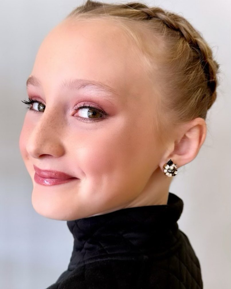 Competition ready! ⛸️

Makeup by @instaglam2412 
Hair by @linapaigebeauty 

#chicsalon #palospark #palosheights #orlandpark #chicagosalon #figureskatinglife