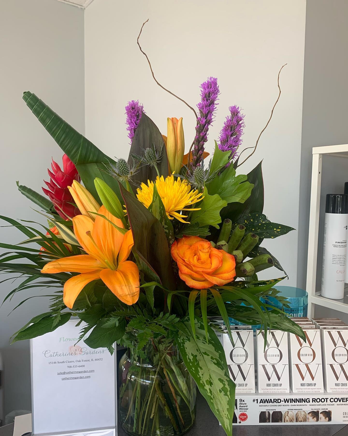 Tropical Vibes at our front desk from @catherinesgardens 🌴🌺🍍🦜