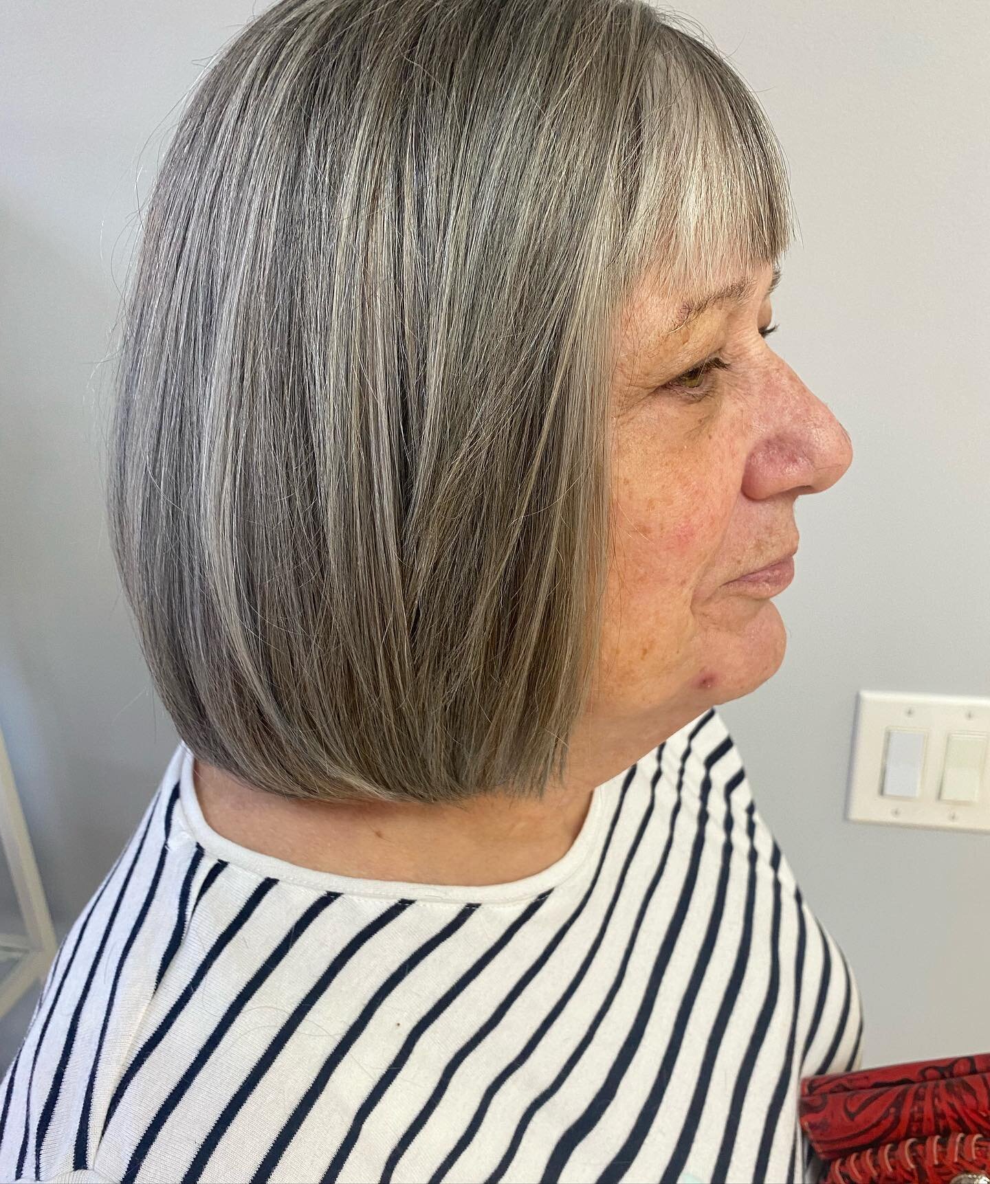 Grey Blending is a beautiful way to transition your hair color! Sheila @sheshe2082 did an amazing job matching her client&rsquo;s natural color! 

#chicsalon #chichappens #palospark #palosheights #orlandpark #chicagosuburbs #schwarzkopfprofessional #