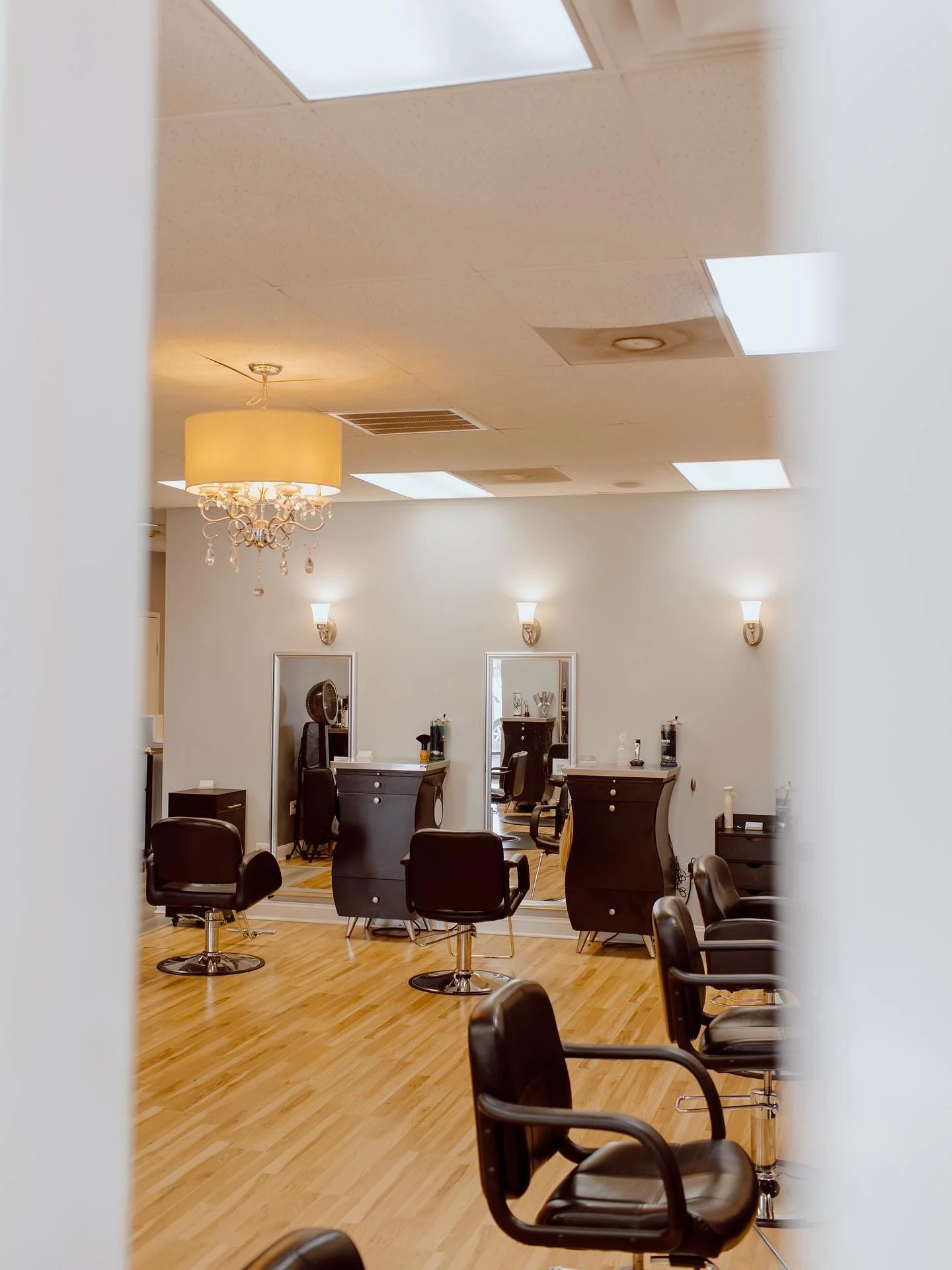 Welcome to Chic Salon Spa &amp; Brow Studio

From gorgeous hair color and fresh cuts to glowing facials, therapeutic massage and perfectly shaped brows &mdash; we&rsquo;re here to help you feel confident and refreshed every time you visit. 

Come rel