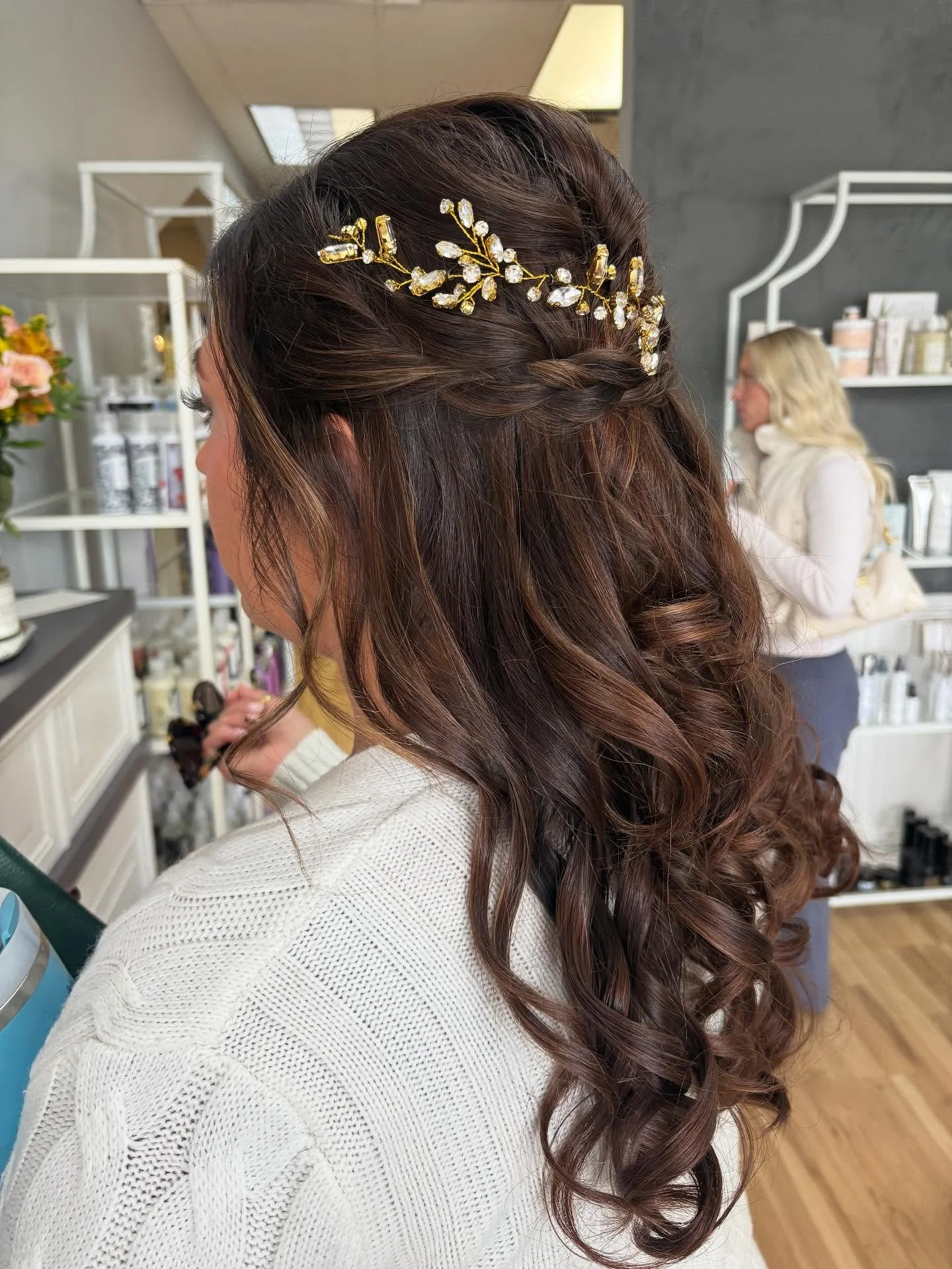 Romantic waves, braided detail, and golden sparkle &mdash; bridal perfection by Sheila! @sheshe2082 💫
#ChicSalonSpa #BridalHair #PalosParkSalon
