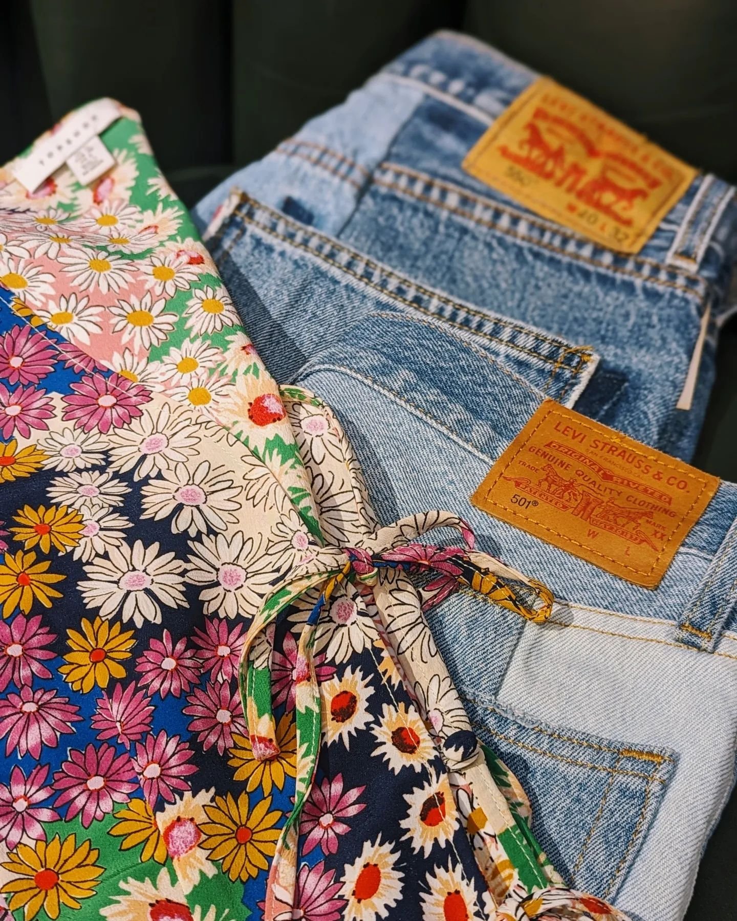 Looks like a beautiful week in Kelowna!
Can never go wrong with denim + florals 🌼🌼🌼

#shoplocal
#shopsmall 
#consignment
#downtownkelowna 
#levis #secondhand