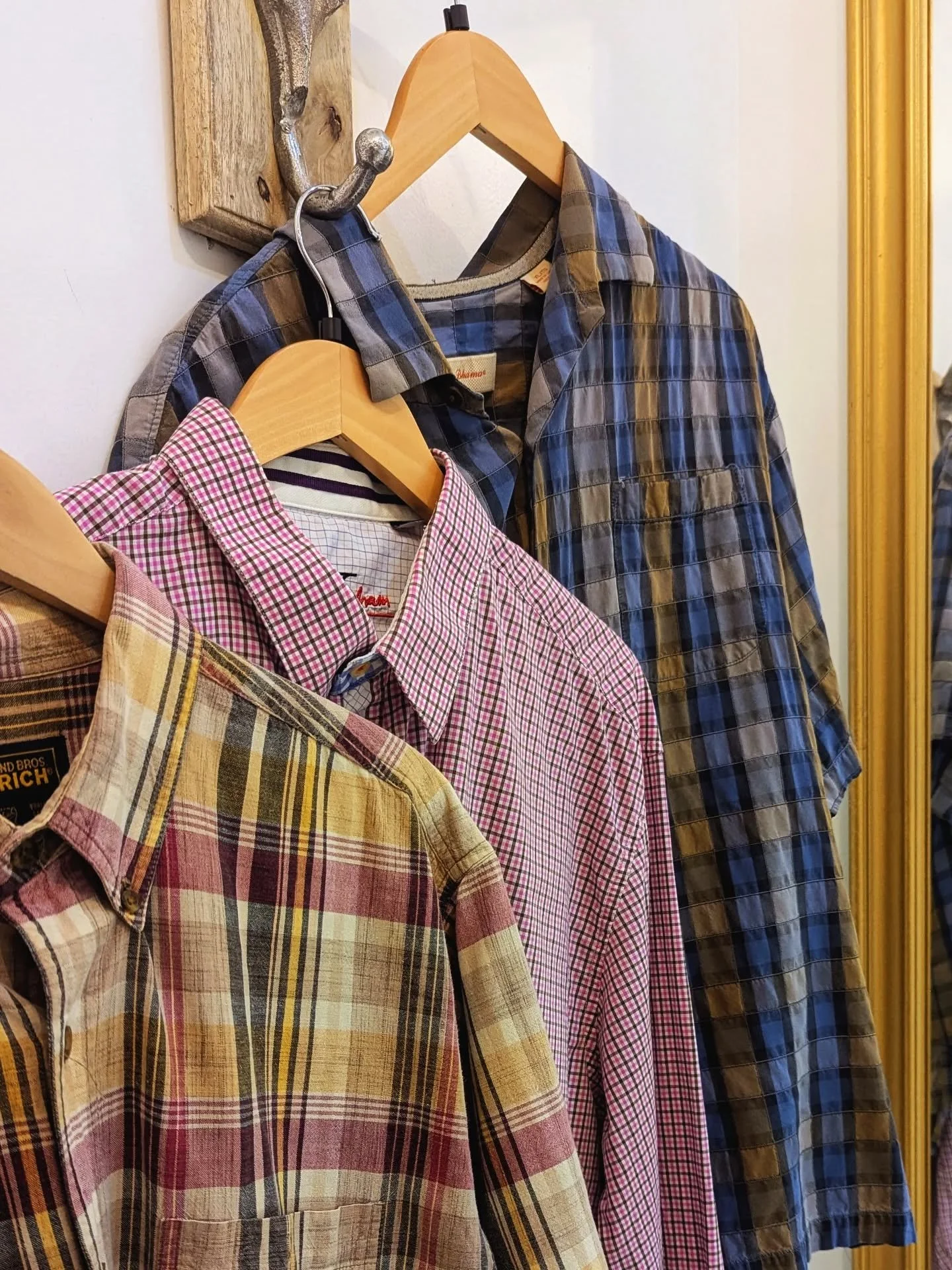 Happy Friday! ⭐
Open 10-6 daily 
Ps. We have a pretty nice selection of menswear always stocked! 👀
#johnfluevog #tommybahama #woolrich #robertgraham  #consignment #menswear #mensconsignment #shoplocal #shopsmall
#downtownkelowna #getfrocked