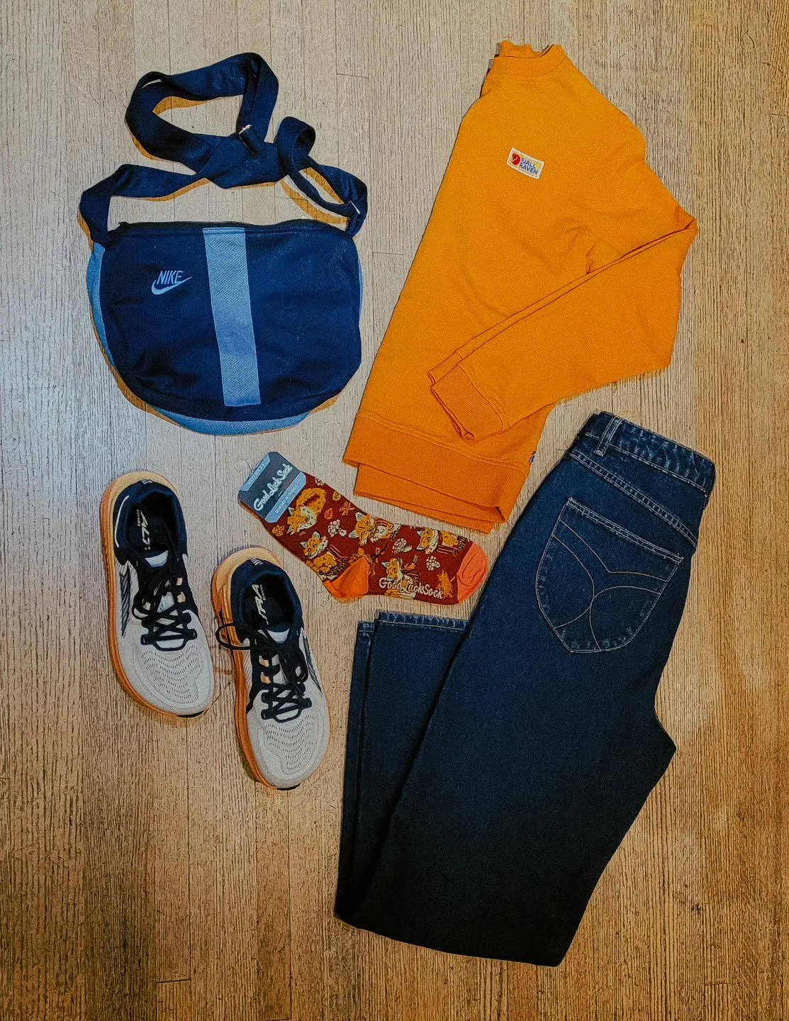 It's officially fall, and Kelowna immediately understood the assignment! Come get cozy with us ☁️ 🦊👟
OUTFIT DETAILS
Fjallraven orange sweatshirt
Size S (women's)
$45
Rolla's dark wash loose jeans NWT
Size 30
$80 (were $100)
Good Luck Sock fox c