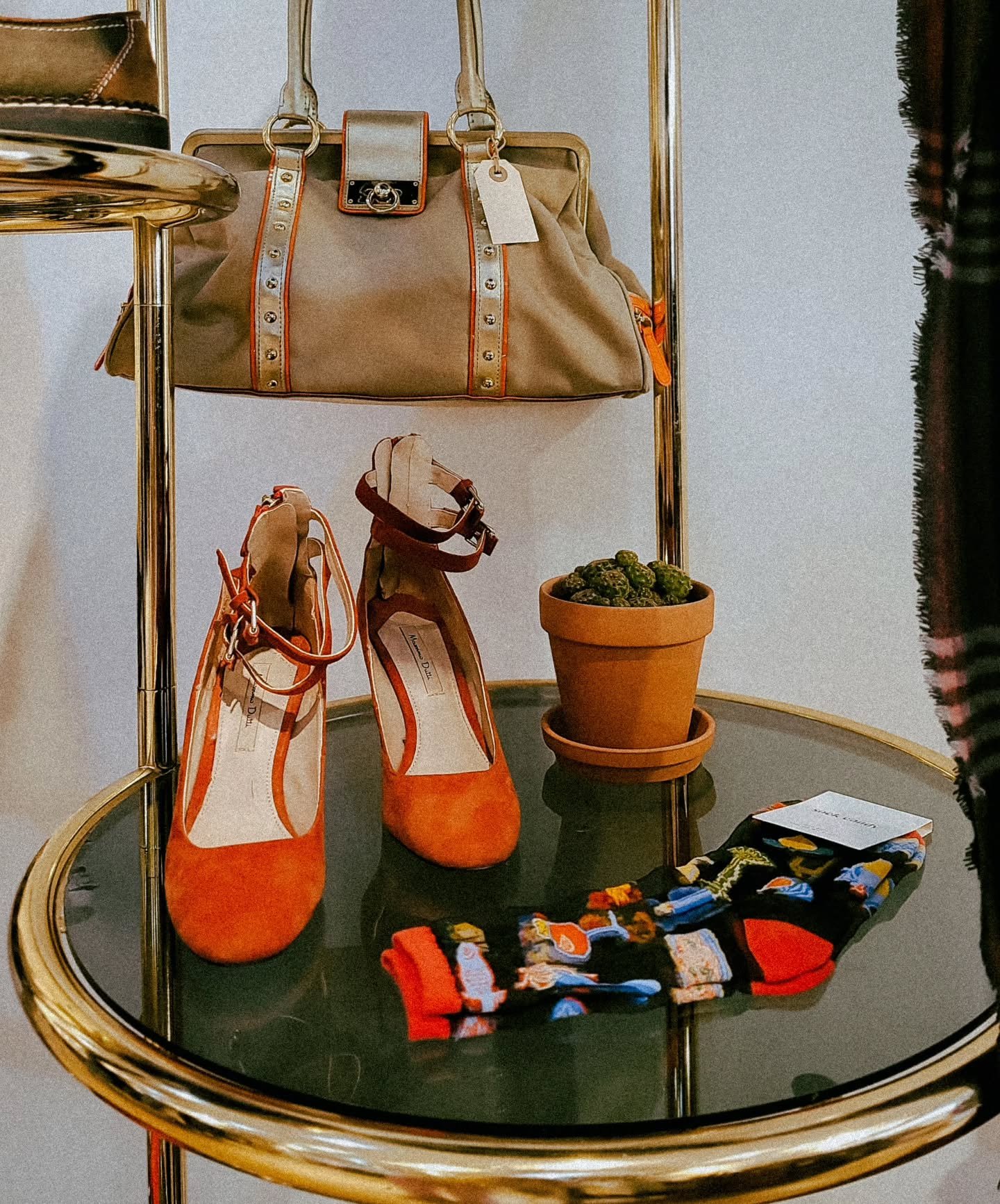 It's almost Halloween! Is your costume ready to go?! If not, don't forget to check out your local thrift, consignment, and costume shops 🎃👻🔮

A few good ones in the downtown area:
@kelownawomensshelter thrift store
@kelownasharesociety thrift stor