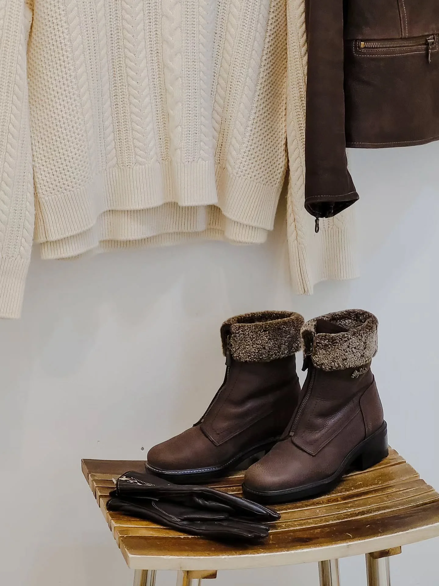 Happy Story Sale Day to all who celebrate 🫶 ⛄️ 

P.S. How CUTE are these winter booties from Anfibio (from Montreal)?!

#outﬁtinspo #consignmentshop #consignment #usedclothing #secondhand #kelowna #downtownkelowna