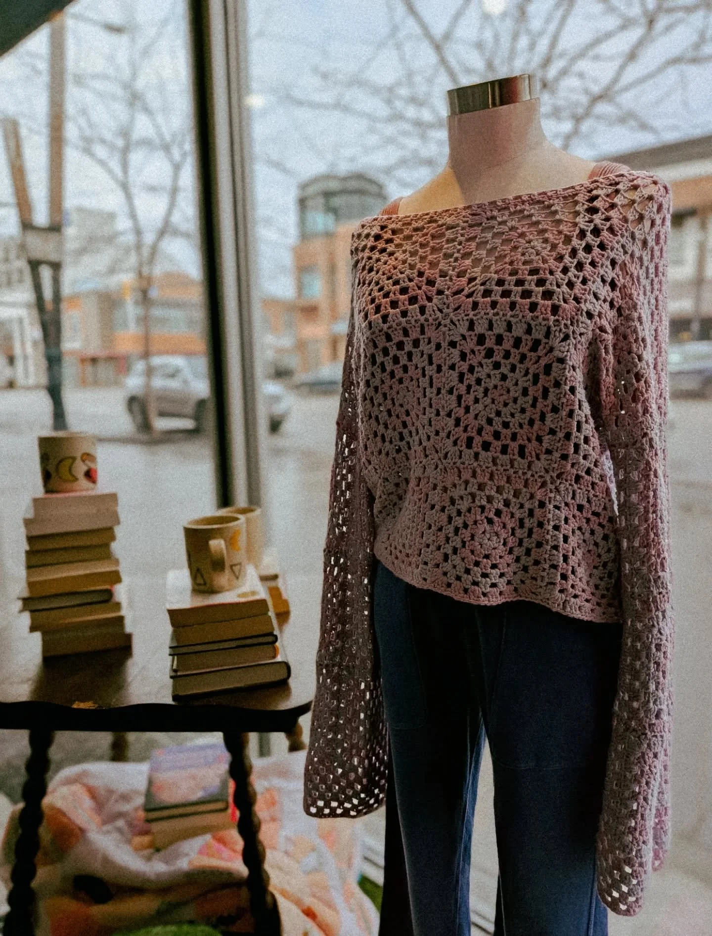 Rainy days are for curling up with a good book and a mug of tea. Our mannequins came prepared ☕ 📚 ☔ 

#secondhand #usedclothing #kelowna #getfrocked