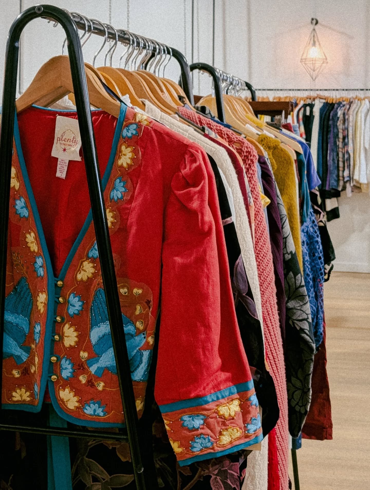 Our Free People/boho rack is refreshed and ready! Think embroidery, velvet, tassels, lace, and florals 🦚🌼🥀

#bohofashion #freepeople #johnnywas #consignment