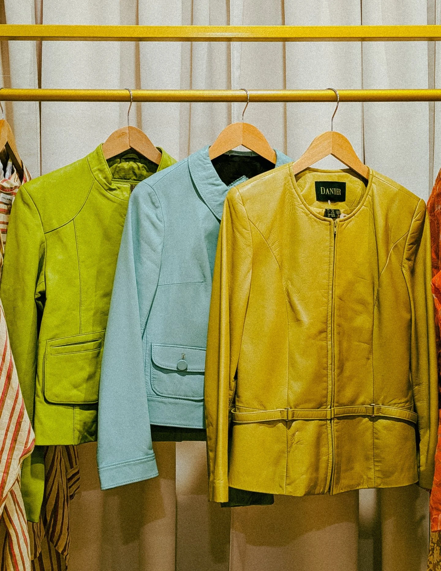 🐣🐇 EASTER HOURS 🐇🐣 

FRI: 12pm - 4pm
SAT-MON: 10am - 6pm

#springfashion #springvibes🌸 #consignment #secondhand