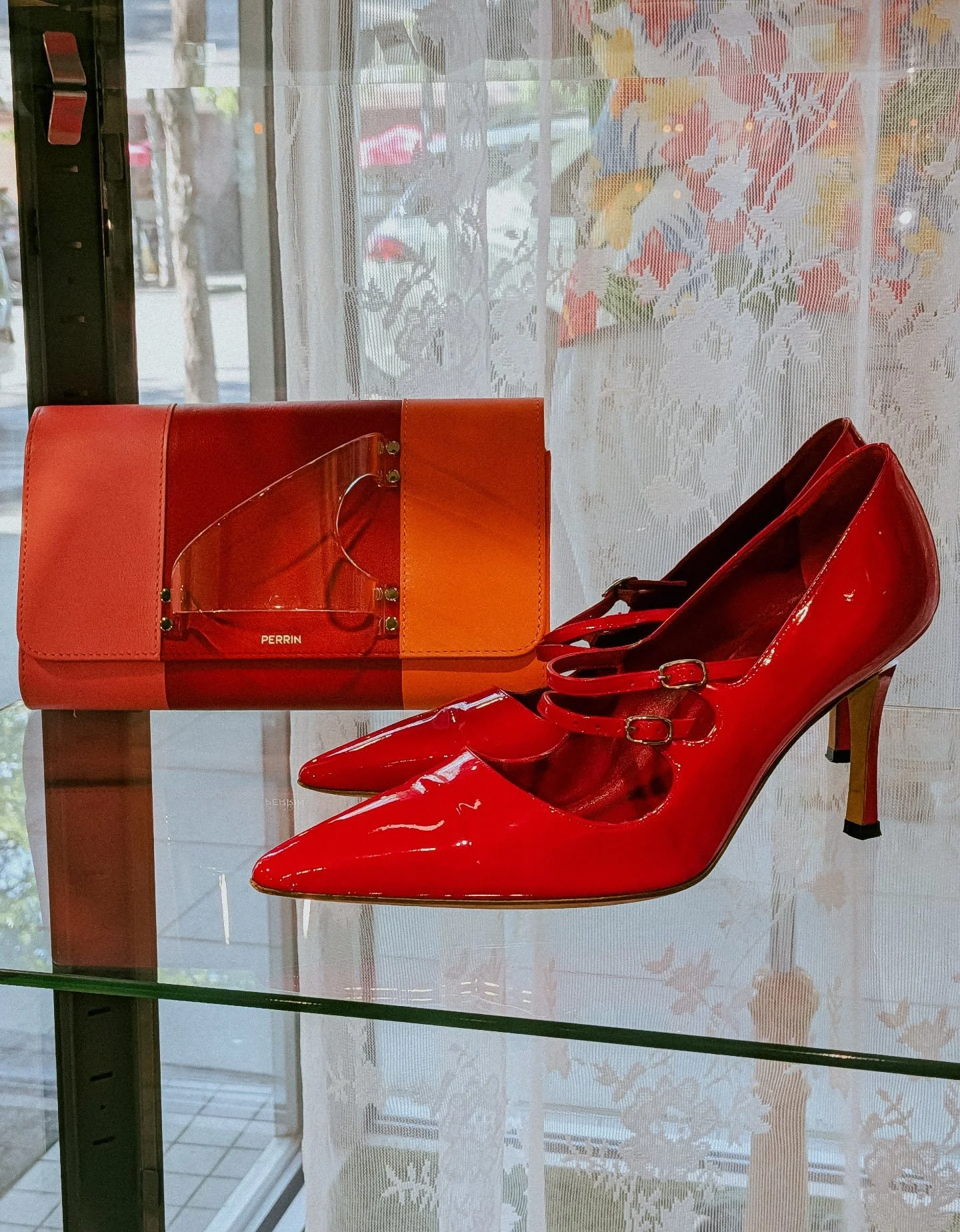 We have added lots of goodies to our LUXURY highlight. Take a look if you're in the market (or just nosy) 👀 ✨

PICTURED:
Perrin leather clutch (w/ dust bag)
$900

Manolo Blahnik patent heels (w/ dust bag)
Size 6.5 
$250 (were $475)

#consignment #se