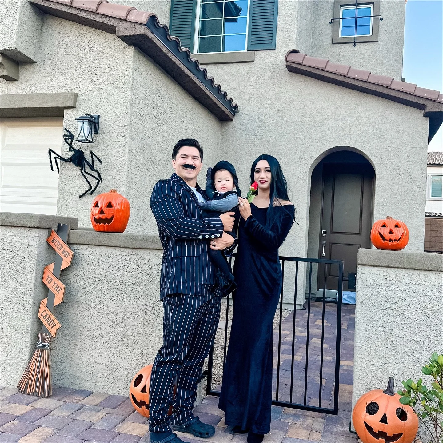 The Lewis family &rarr; The Addams family 🖤 
Swipe for the reality of trying to get Hannah to keep her Wednesday wig on 🤣 Happy Halloween everyone! 👻 

Comment HALLOWEEN below to receive a DM with the link to this post on my LTK ⬇ https://liketk.i
