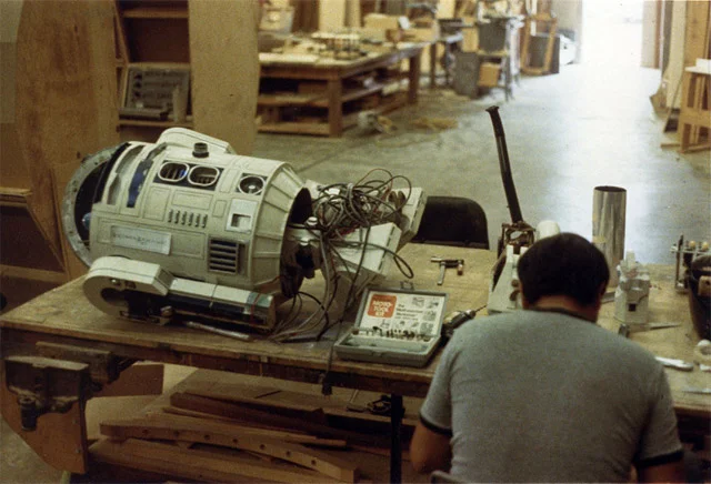 r2d2-star-wars-behinf-the-scene.jpg