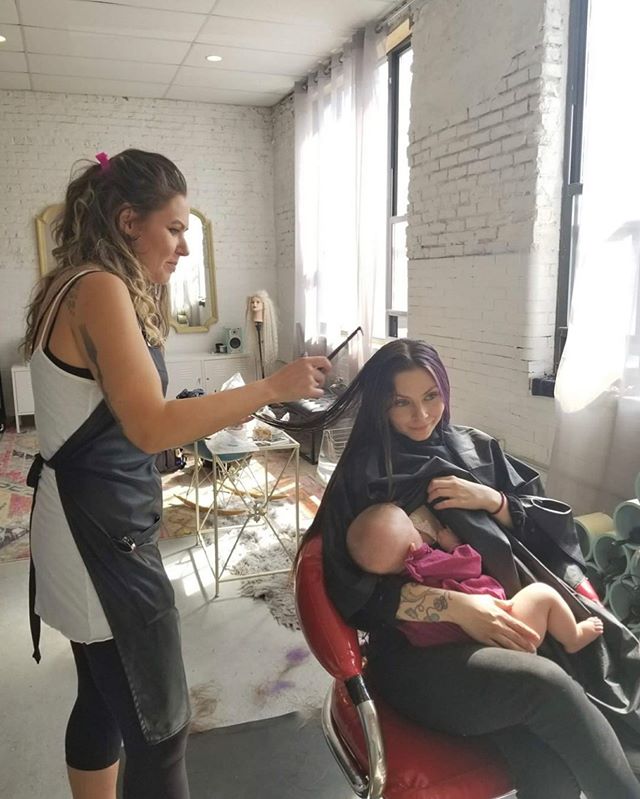 Love this photo of @dallasmaynard getting her hair done while breastfeeding her baby girl for 2 reasons: 1-Because she is totally rocking motherhood and still being badass! 2- Because this shows women supporting other women! 👏 More. Of. This. Please