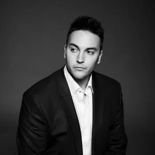 344d74e733-headshot.jpg