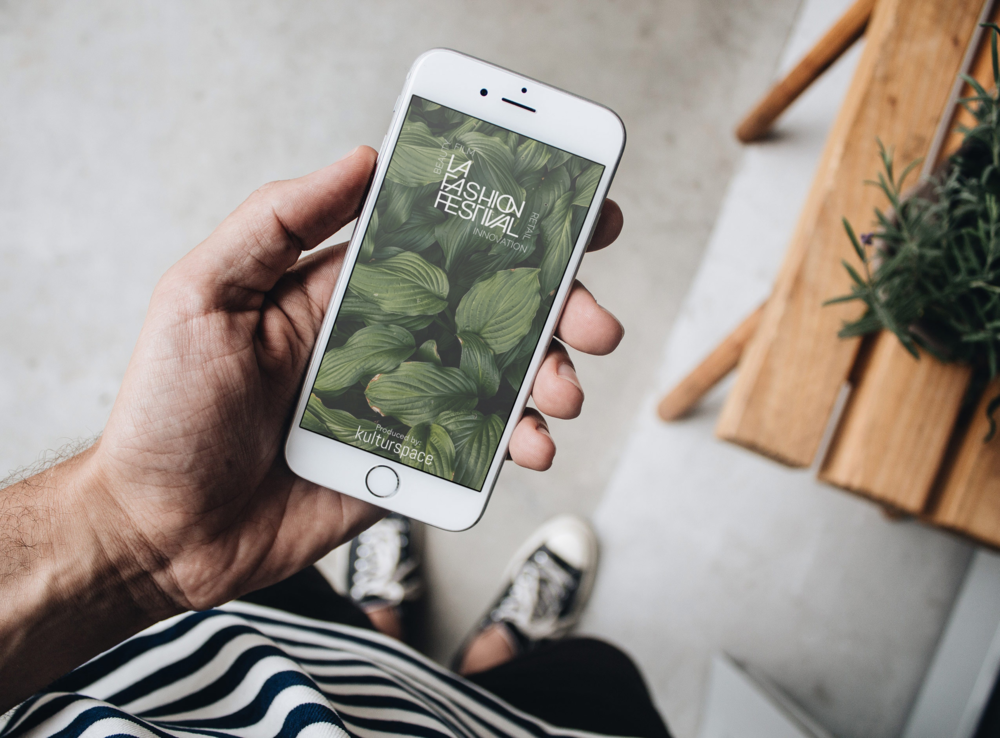 Closeup+of+man+holding+iPhone+7.png