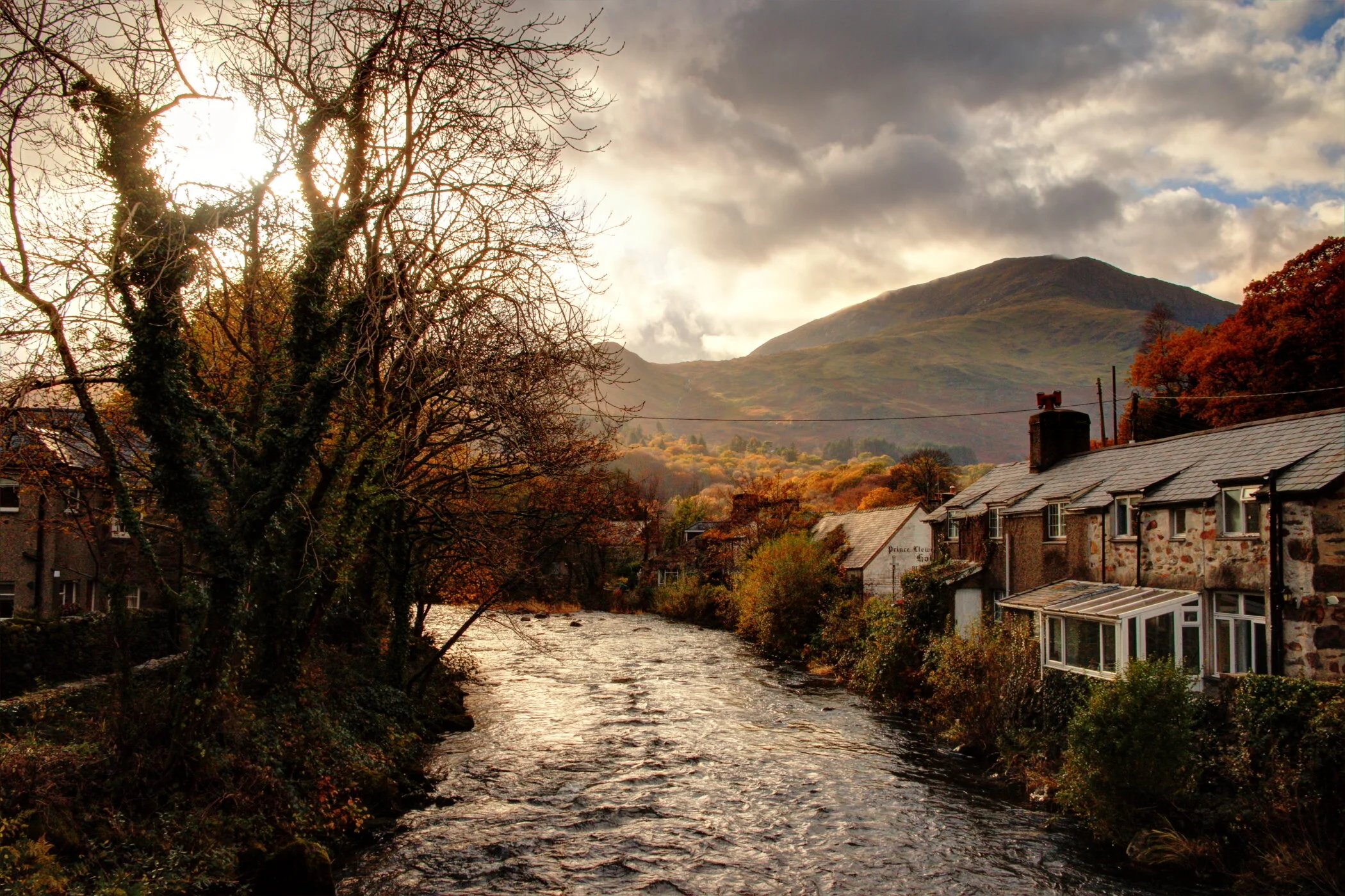 Beddgelert a Moel Hebog.JPG