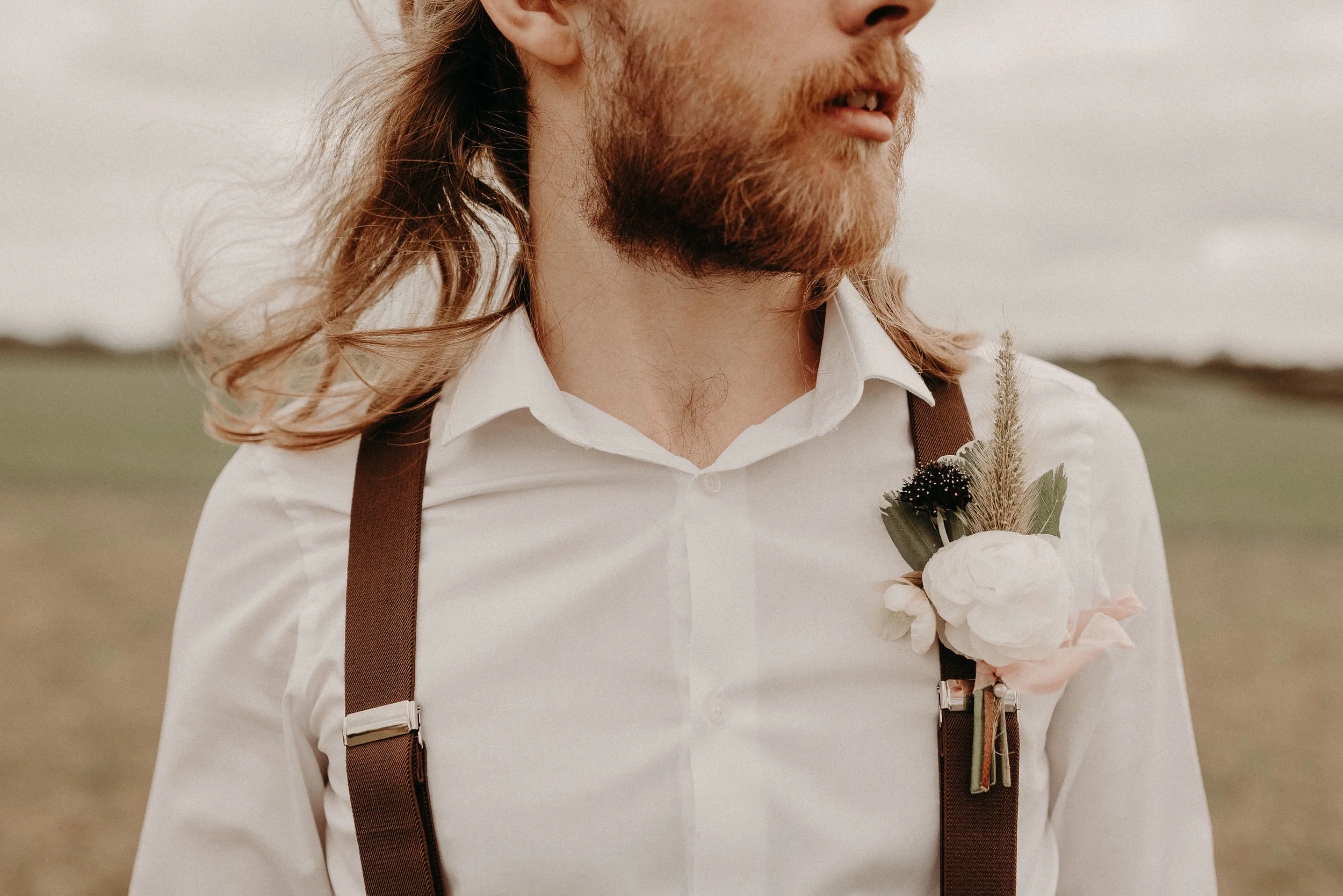 Buttonhole wedding inspiration from a South East based wedding florist. Image by Kelsie Low photography