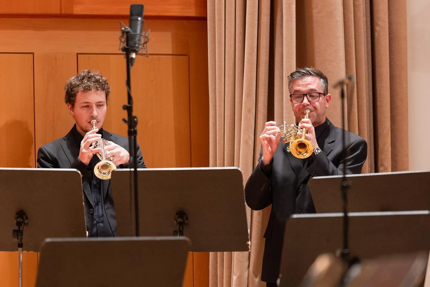 🌟Zlati zven medenine na zaključku cikla SiBRASS 2024!
Sklepni koncert letošnje sezone je združil profesorje in študente @ul.ag ter Konservatorija za glasbo in balet Ljubljana v impresiven trobilni ansambel. Posebno noto večeru je doda