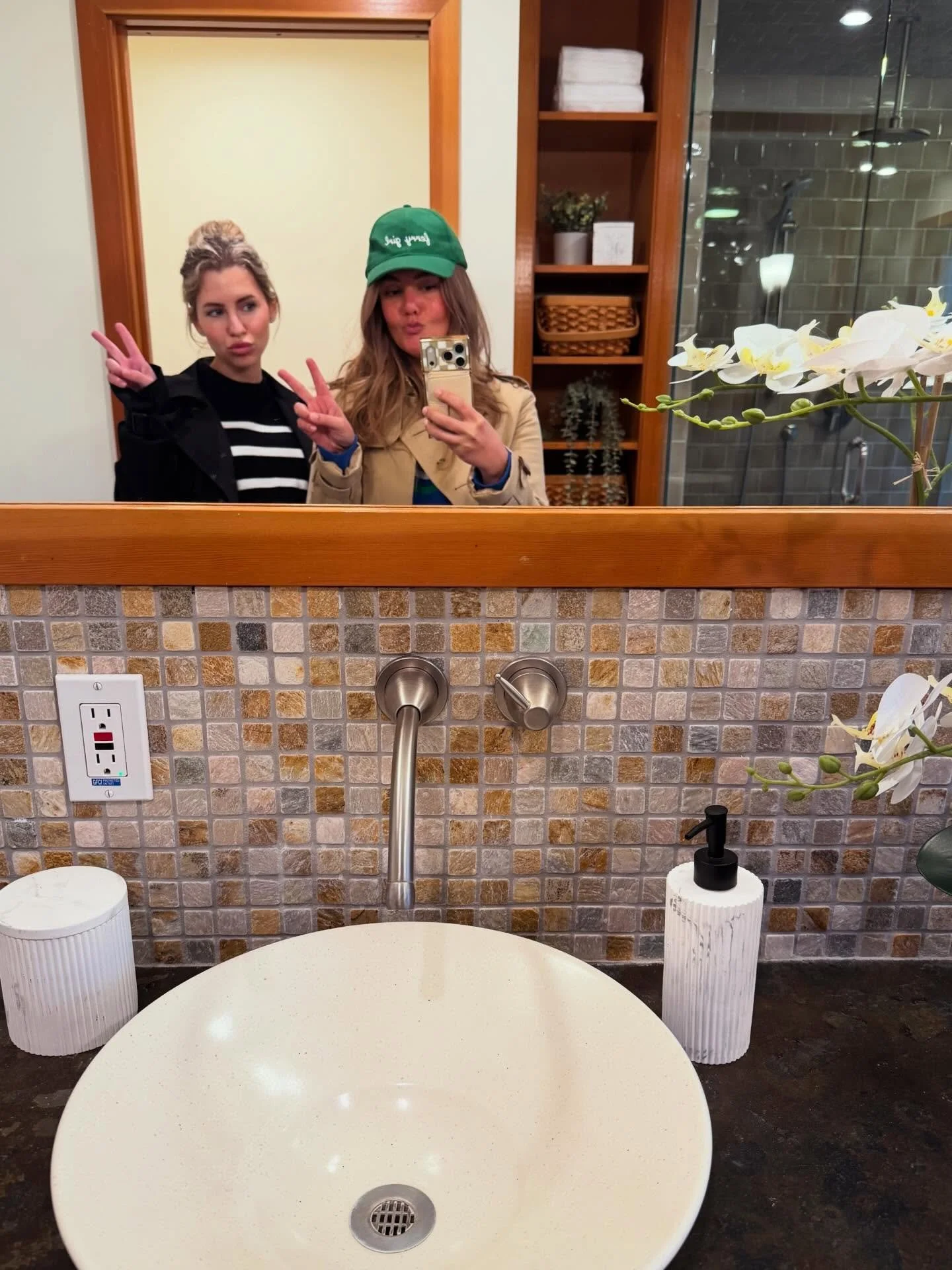 Thursdays are the best when you have the best job and the best colleagues.
🏡 Brokers tour mirror 🪞 selfies 🏡 
👩&zwj;🏫 New agent training (CMA&rsquo;s 📈 and meaningful outreach)
💌 And a working session that just makes the mundane so dang fun.