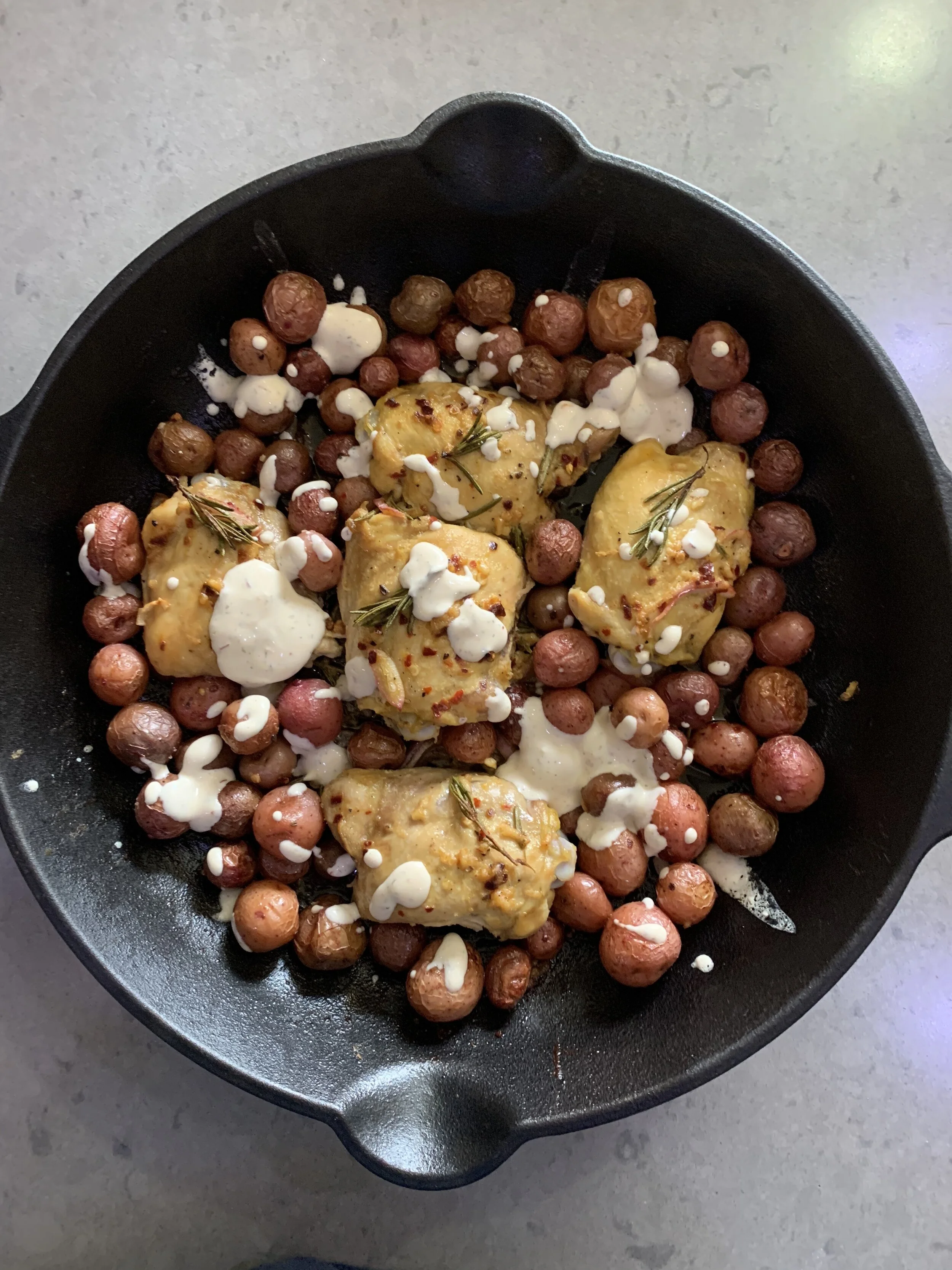 Pollitos al Romero y Dijon con Salsa Feta