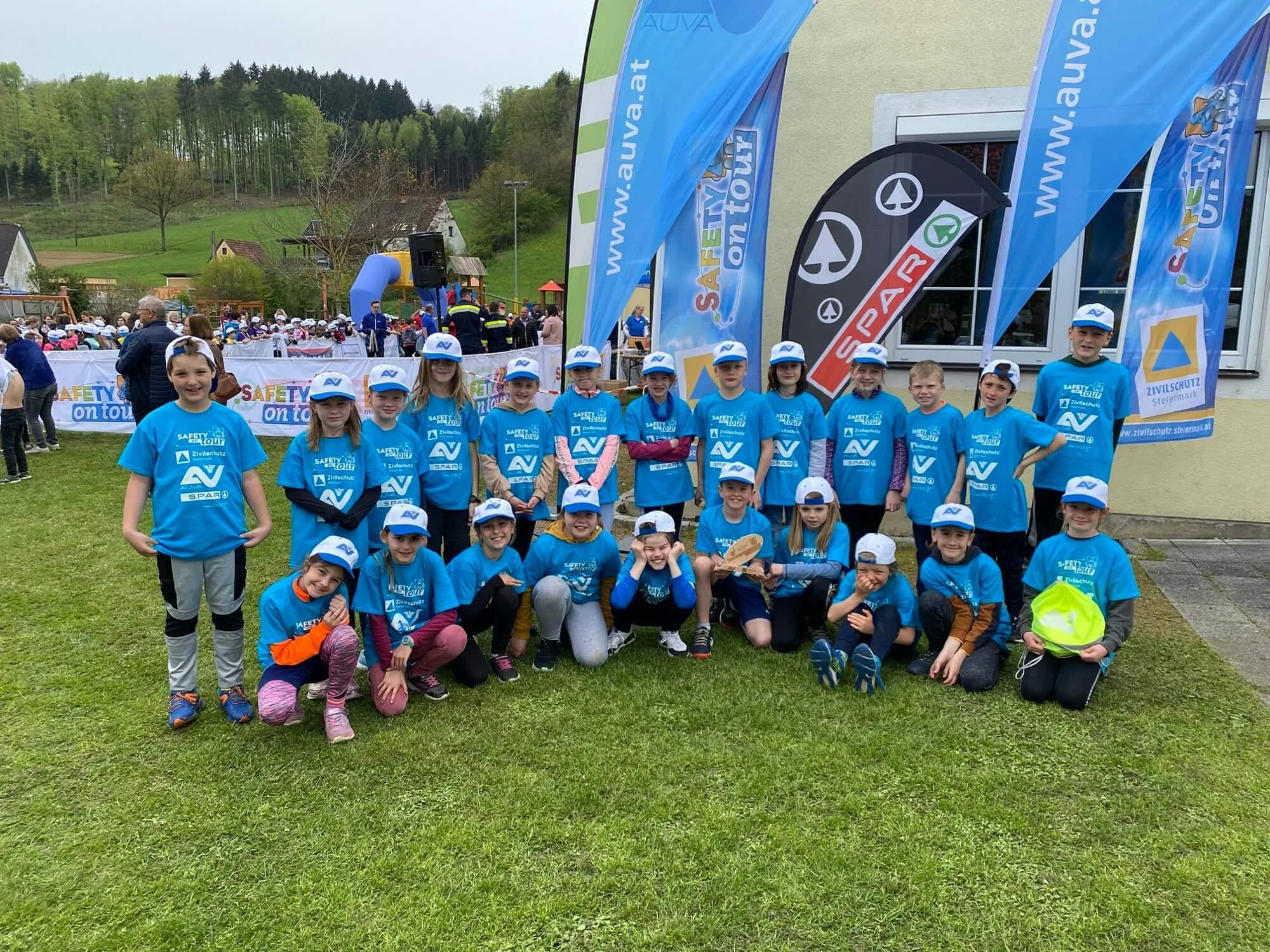 Die Kinder der 3. Klassen bei der Safety Tour