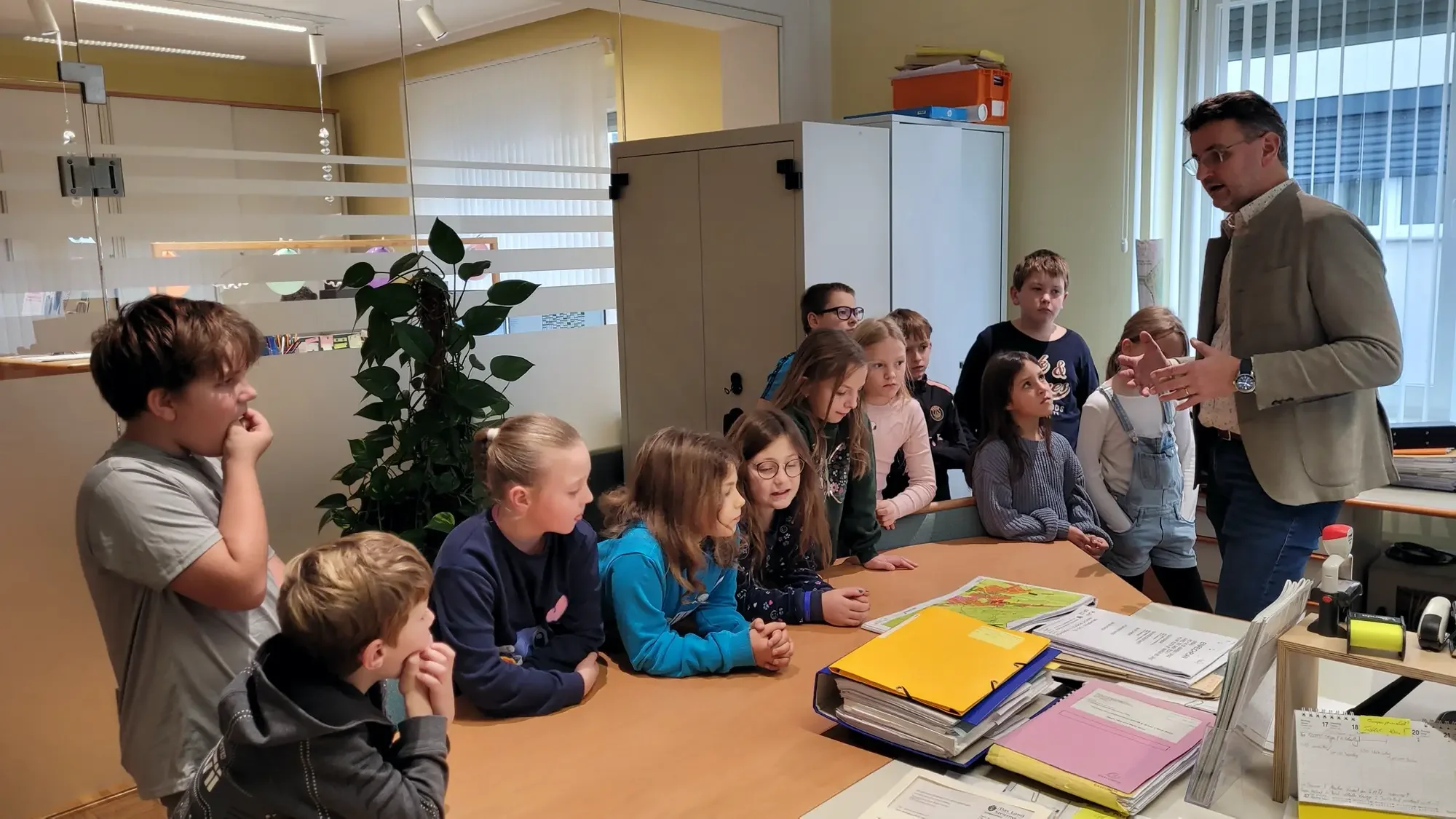Besuch bei Hrn. Bürgermeister im Gemeindeamt (3a + 3b)