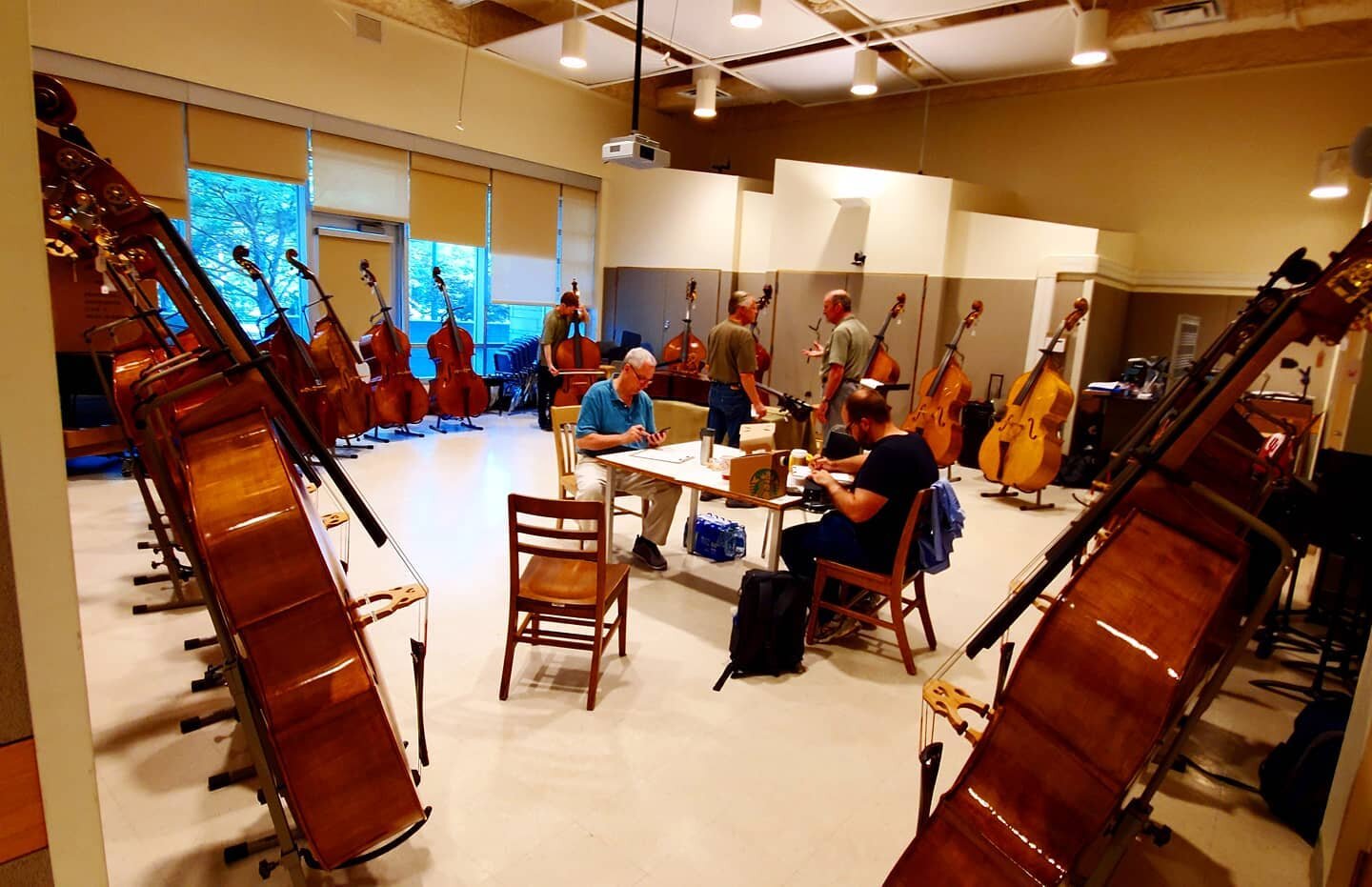 Two years ago: I was so thrilled and honoured to be part of a team of six judges to decide the winners of the 2019 ISB Bass Maker's competition. Upon arriving in Bloomington Indiana, we were basically locked in the room for three days and left to pla