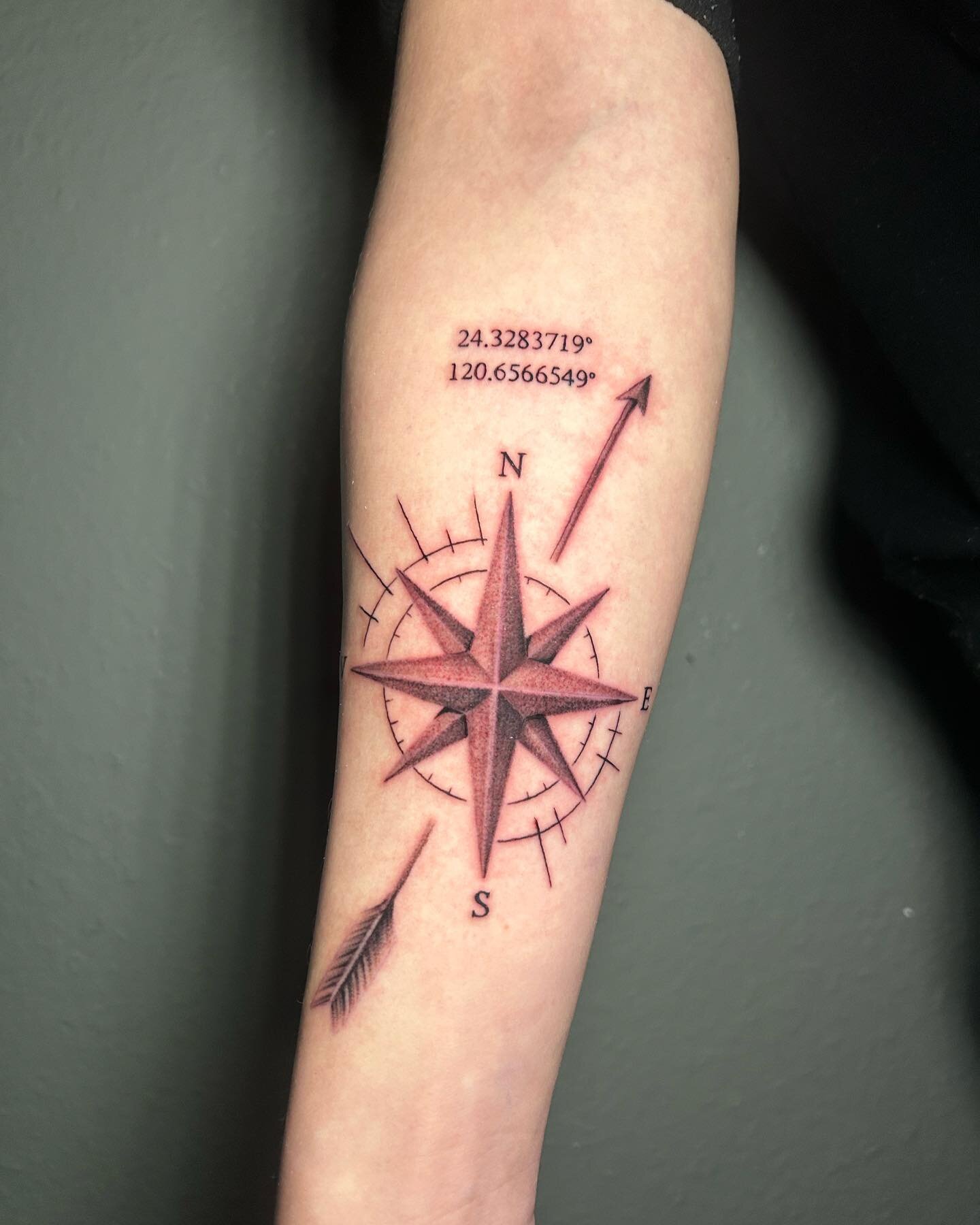 Got to do this compass not to long ago 🙌🏽🙌🏽 Some 3rl work !! Would love to do more of this style 🙏🏽🙏🏽

Done here at @adornmentbodyart 
Dm if you&rsquo;re interested in getting some work done 👌🏽

#dripfornia&trade;️💦 #adornmentpiercingpriva