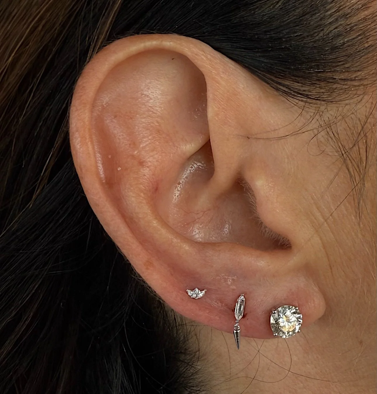 ✨White Gold✨ pair of double earlobes pierced by @finegoldbodyjewelry with @buddhajewelryofficial Jose is back in studio today, his current schedule is Sunday-Wednesday. Appointments available on our website or walk-ins welcome 12-5 daily.