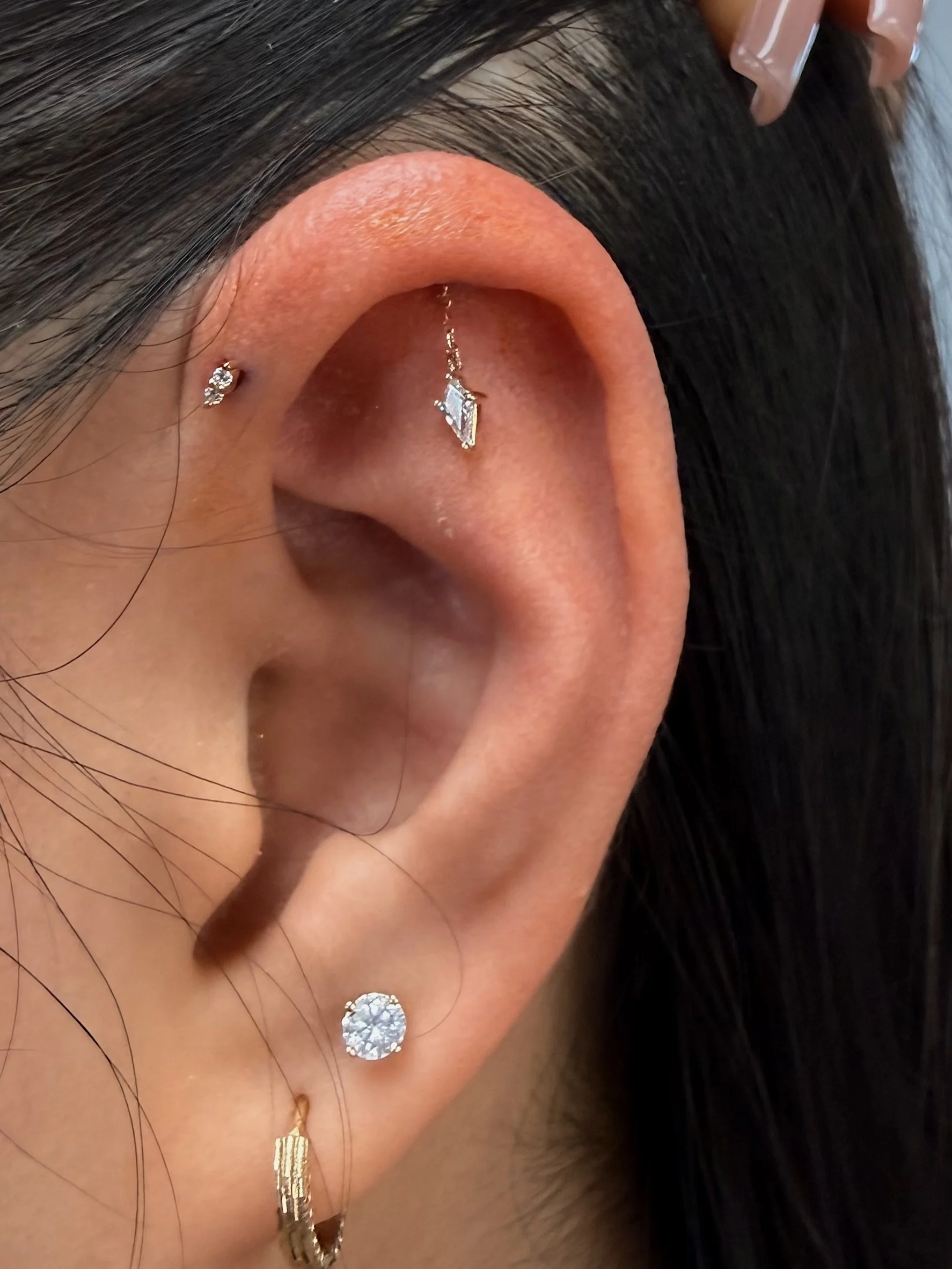 Forward helix and hidden helix performed by piercing apprentice @emilyadorns using beautiful @buddhajewelryofficial pieces &lsquo;Mishka&rsquo; &amp; &lsquo;Alum&rsquo; in yellow gold. 2nd +3rd photo show her piercing angles and how amazingly she is 