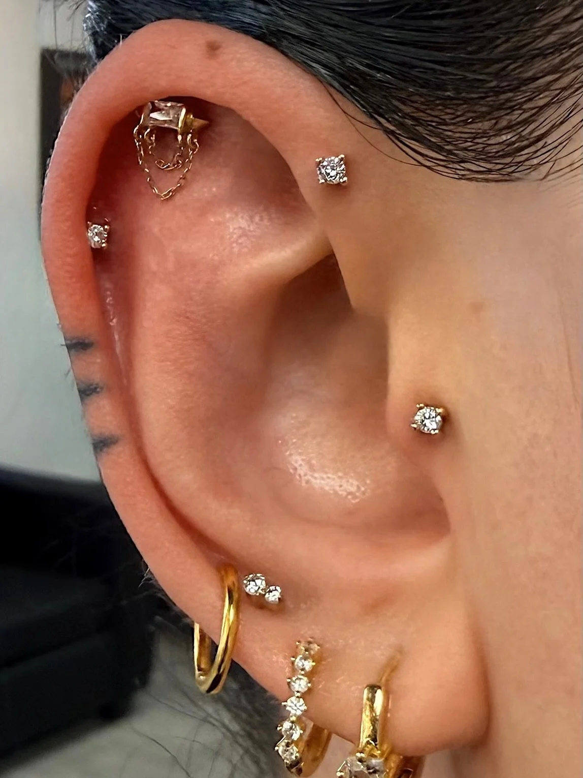 ✨Ear Styling✨ We love getting to help our clients curate amazing looks like this one 🤩 We did 4 piercings in this appointment, a tragus, helix, hidden helix, and forward helix using solid 14k yellow gold from Buddha Jewelry.  Styled by @finegoldbabe