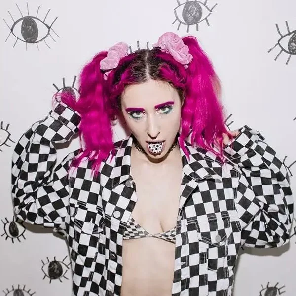 Meet “Glitter Grunge” Pop Artist, Holander: “I Want to Be Their Friend at 2AM When No One Else Is Around”