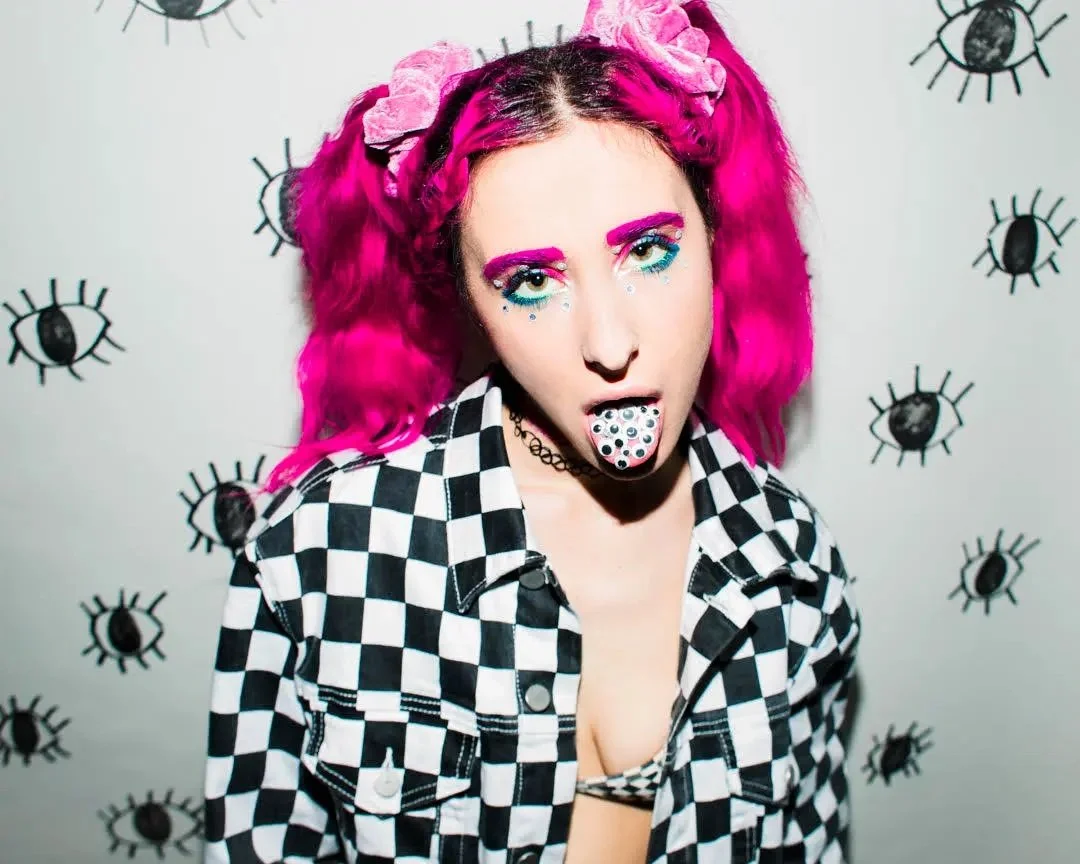 Being a Quarantine Queen - A Chat with Holander!