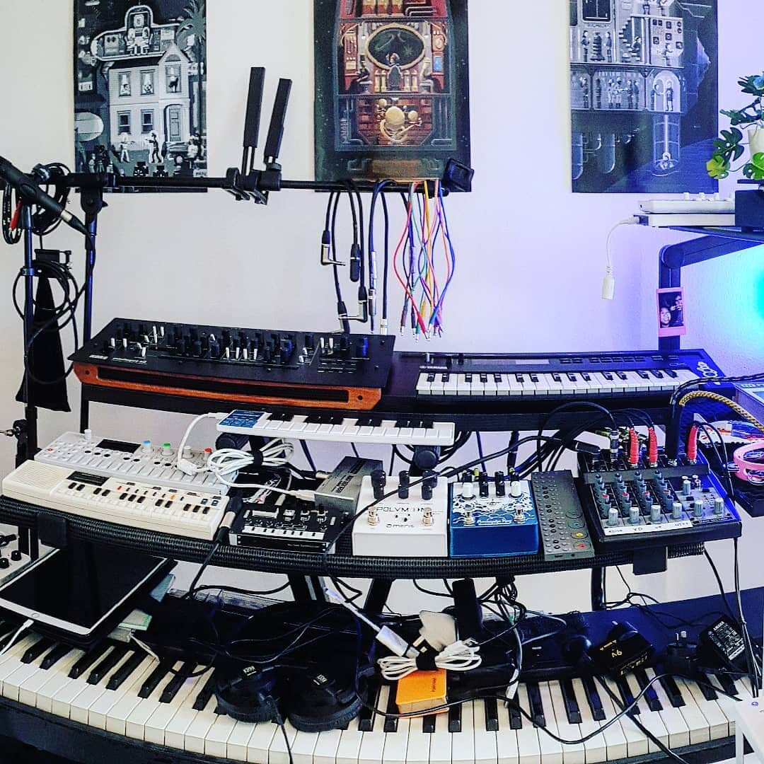 studio mess 🍝🎹🎧 feat. posters by one of my fave artists @octavi_navarro 
.
.
.
.
.
#showusyourshit @welcome.to.space.lounge #studiogear #musicproduction #dawless #beatmaker #roland #korg #korgsynth #casio #casiovintage #teenageengineering #teopera