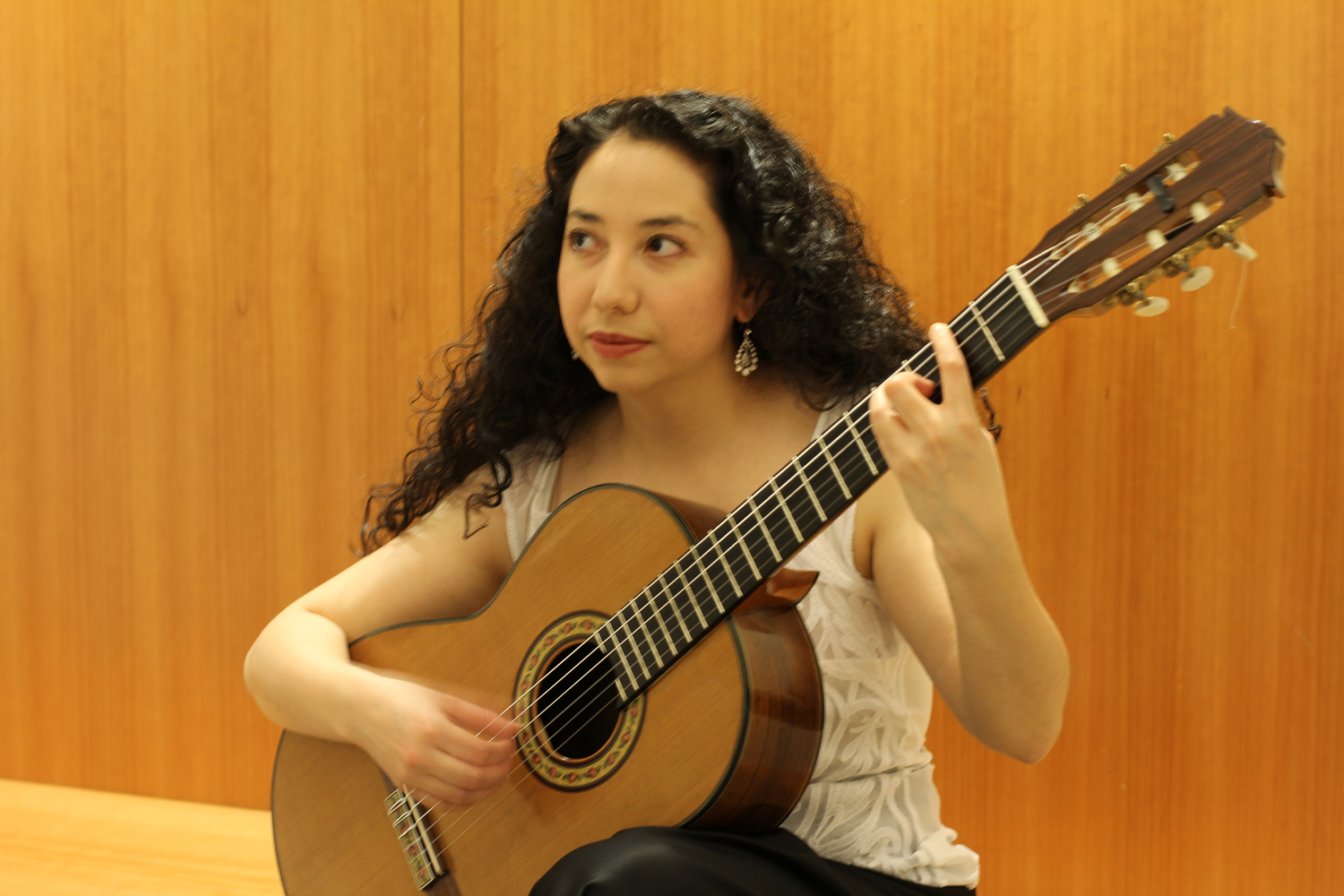 kristen_waligora_1500_female_classical_guitarist_portland_solo.jpg