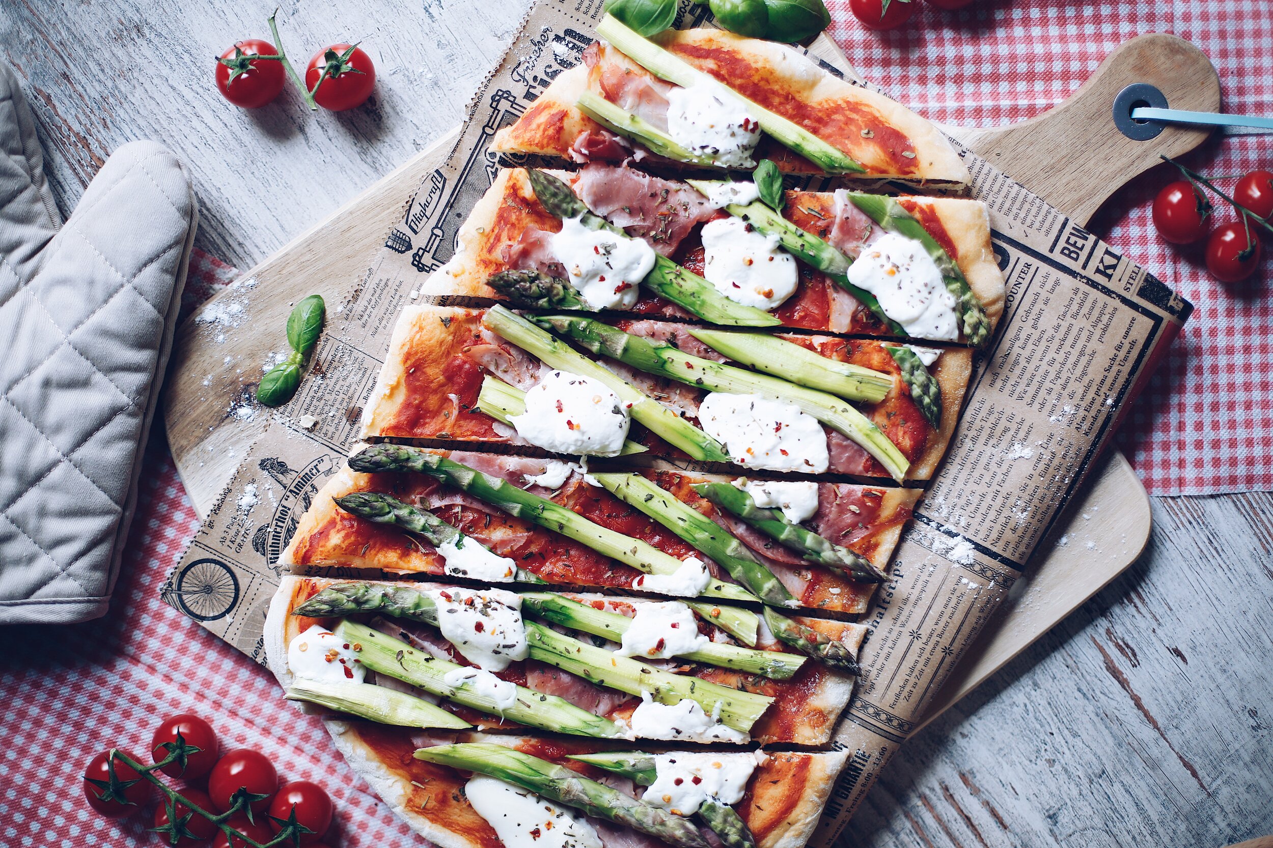 Asparagus pizza with Prosciutto and Burrata 