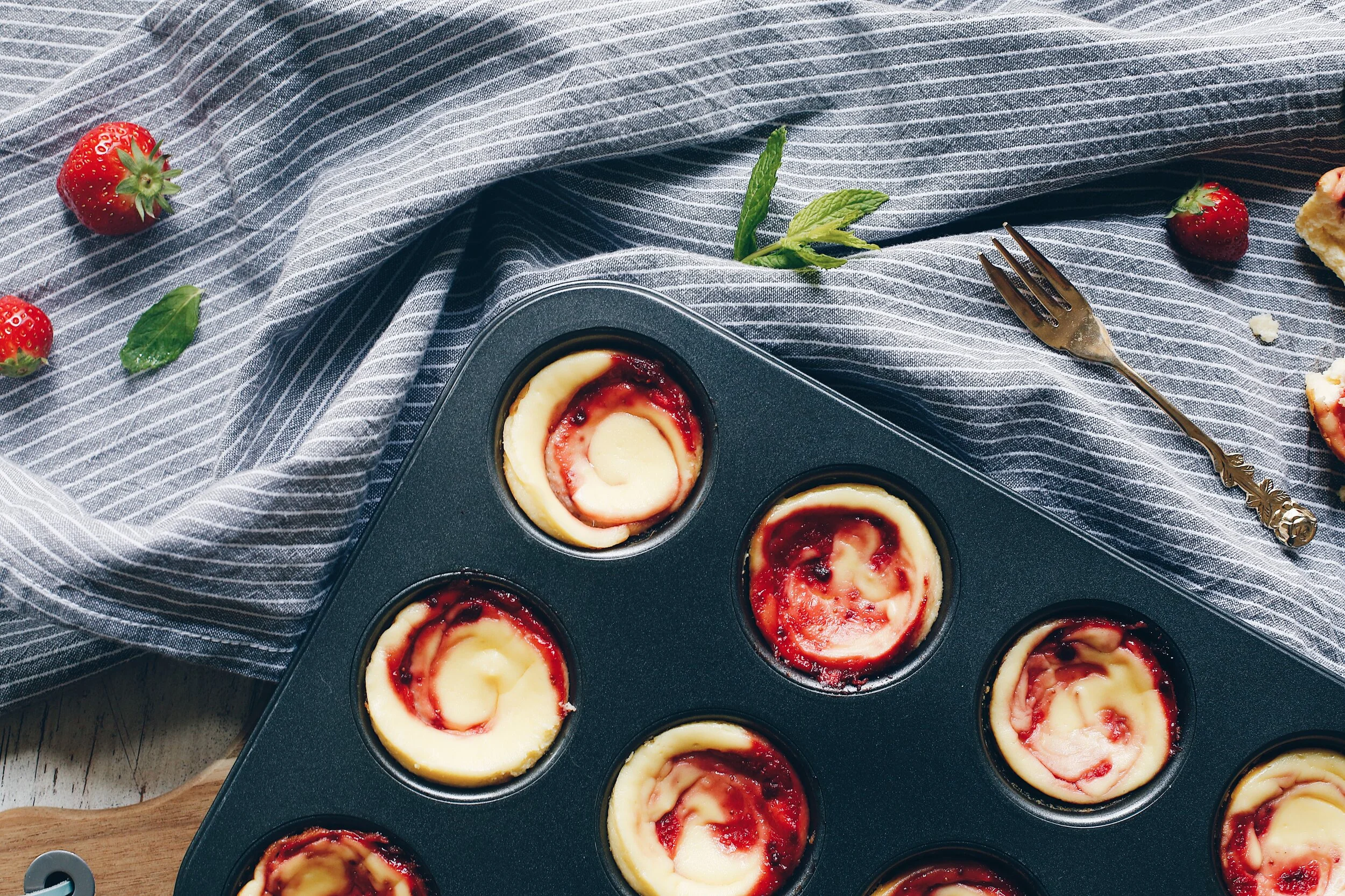 Mini-strawberry cheesecakes 