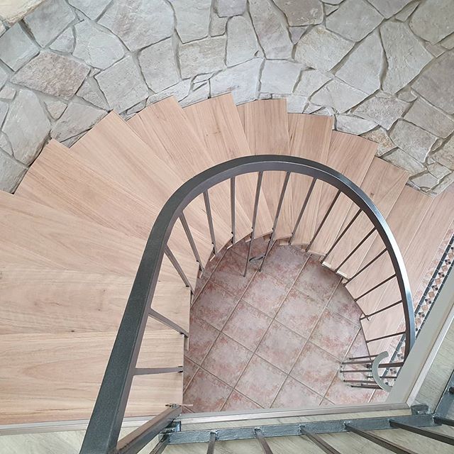 Little stair Reno just before the long weekend!
Blackbutt treads rapped around existing steel handrail.

#staircase #stairs #stairsdesign #sydneyarchitecture #sydneystairs #openrisestairs #curvestairs #blackbutt #stairrenovation