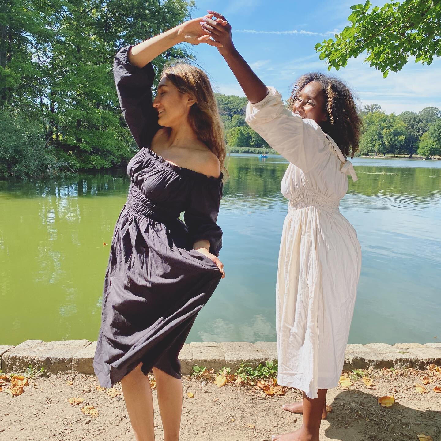 🕊warmer weather is coming🤍🖤 perfect for twirling with your bestie beside the lake wearing @dynastygeorge ✨🌿🌊

🖤dresses: Daphne in onyx and crema