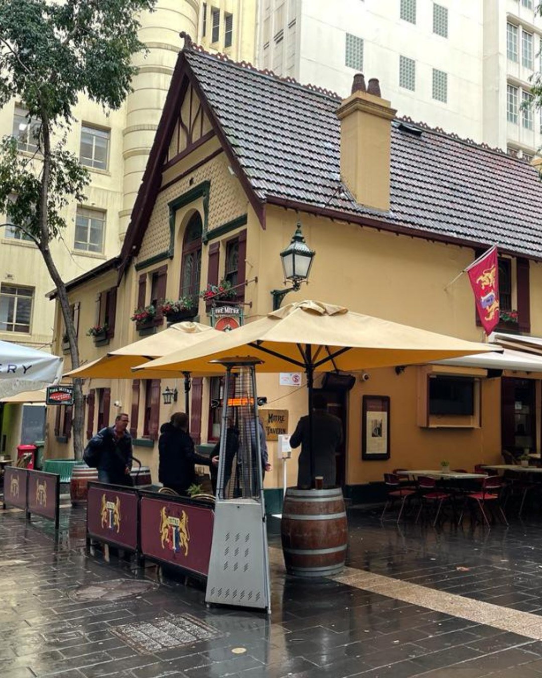 Hands up if you recognise this Melbourne treasure? 🙋&zwj;♀️🙋&zwj;♂️

Tucked down a cobblestone laneway and steeped in over 150 years of history, the Mitre Tavern is one of Melbourne&rsquo;s oldest licensed pubs&mdash;and a beloved piece of the city