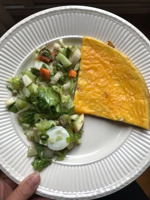 Salade met omelet