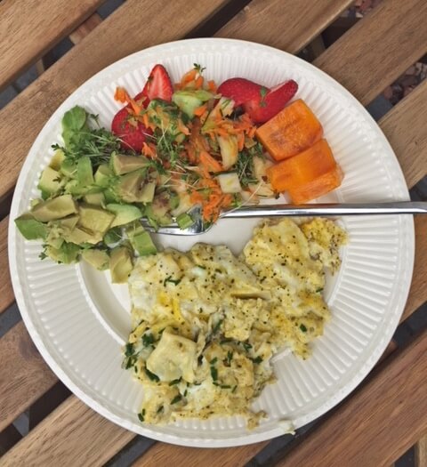 Scrambled egg met een salade