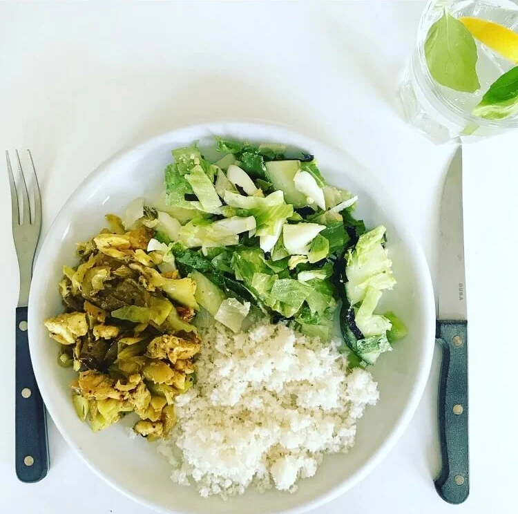 Kip kerrie met 'bloemkool' rijst 