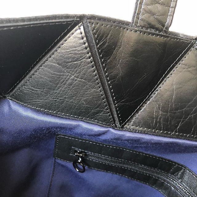 Detail bag no 29 
#cirkul&aelig;r&oslash;konomi #upcycling #l&aelig;dertaske #taske #leatherbag #danskdesign #danishdesign #madeindenmark #jojoh