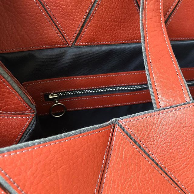 Looking inside 🔸🔶🔸
Bag no. 30 
#cirkul&aelig;r&oslash;konomi #upcycling #l&aelig;dertaske #taske #leatherbag #danskdesign #danishdesign #madeindenmark #jojoh